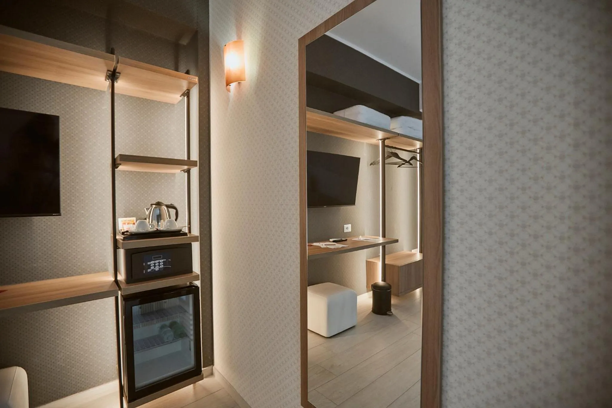 TV and multimedia in Castrichella Boutique Hotel Rome Airport