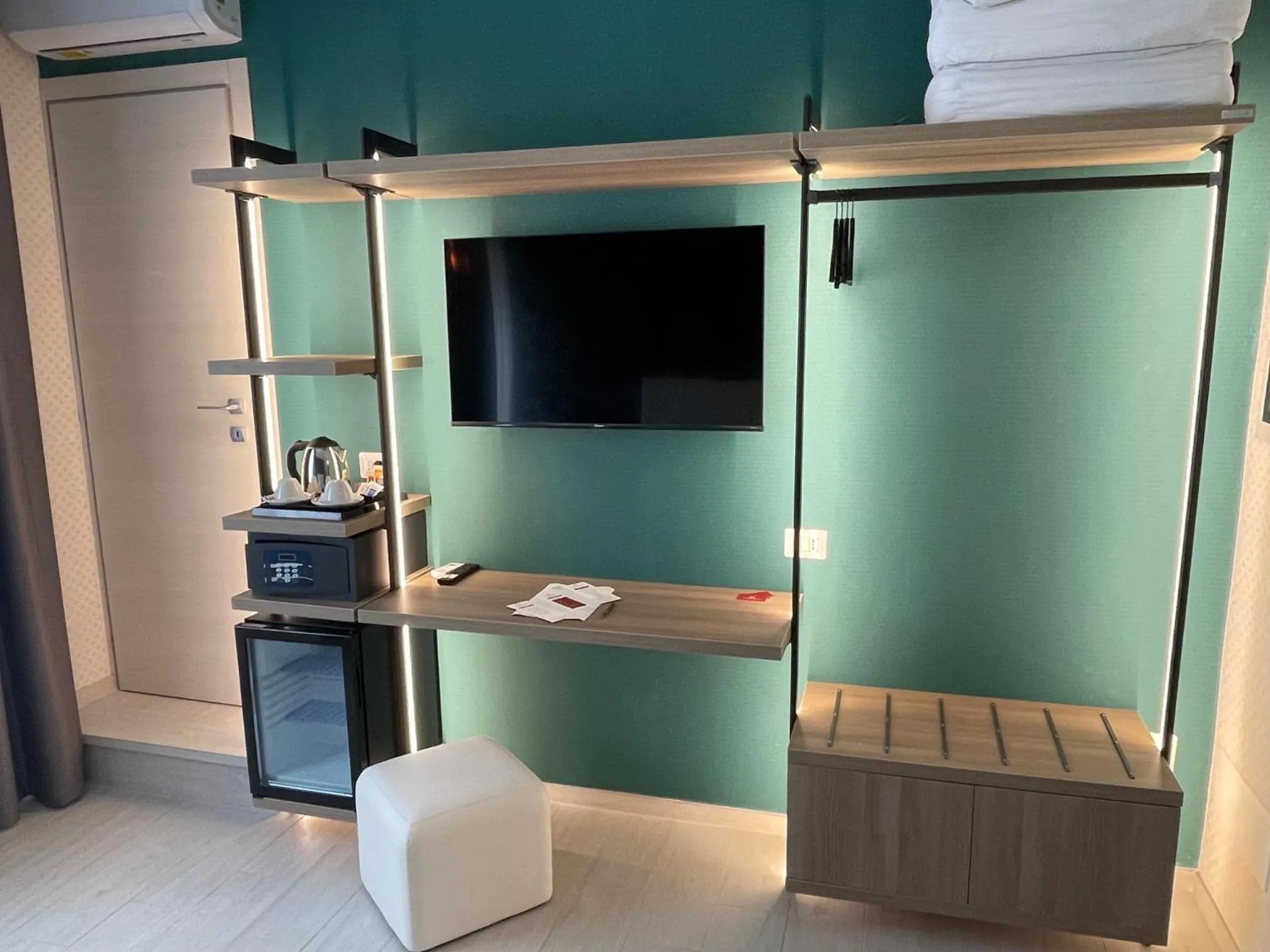 TV and multimedia in Castrichella Boutique Hotel Rome Airport