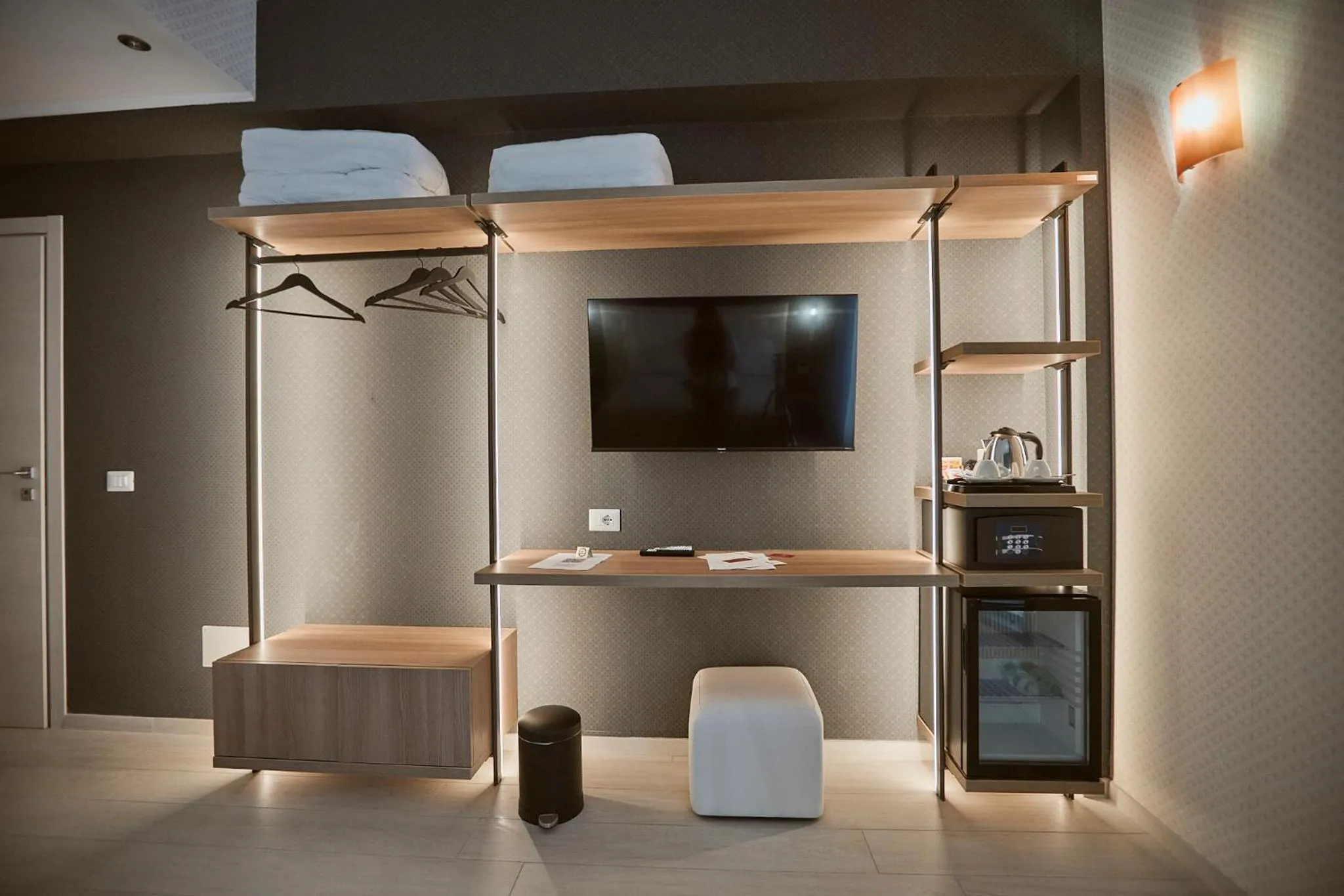 TV and multimedia in Castrichella Boutique Hotel Rome Airport