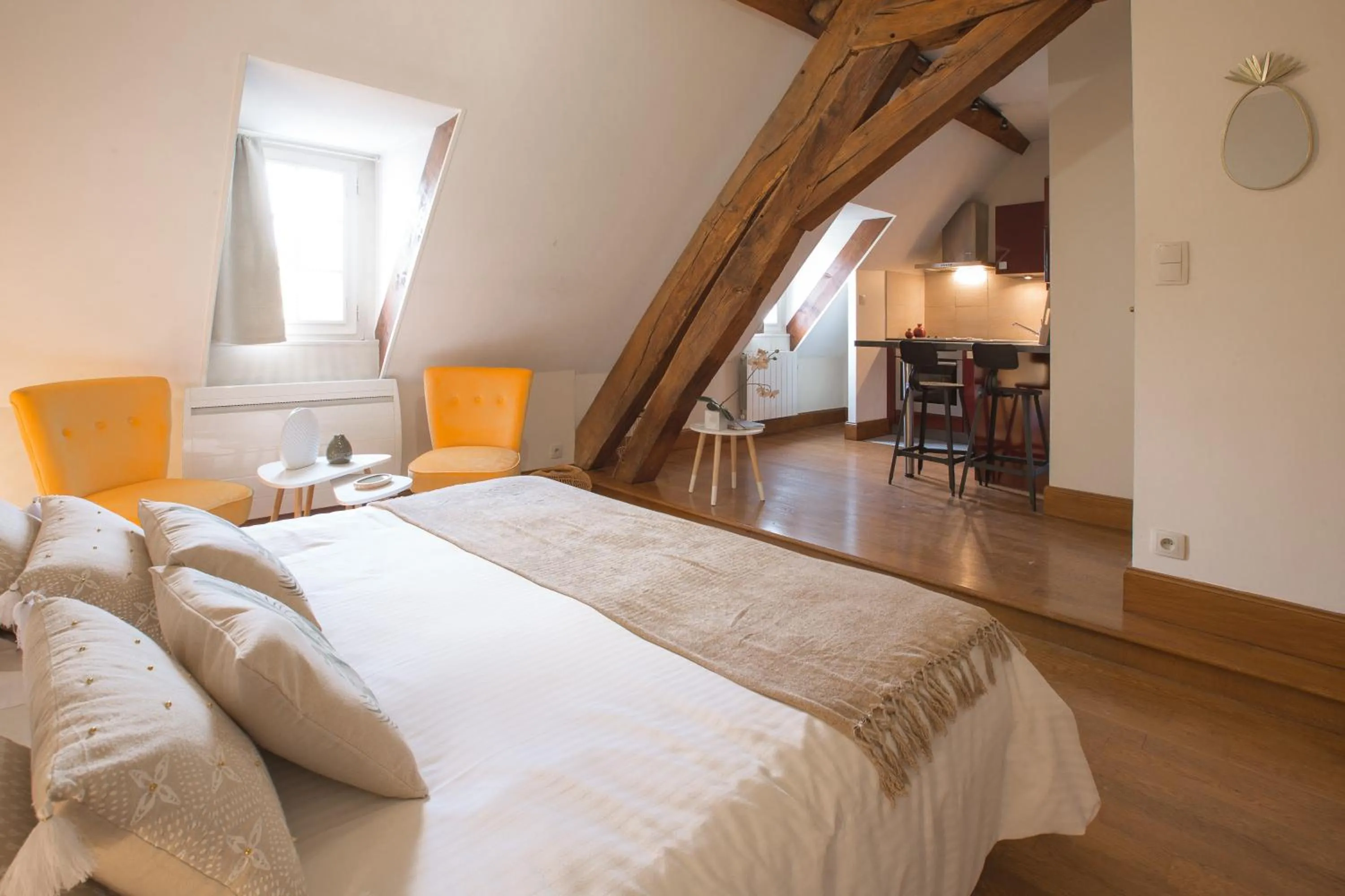 Photo of the whole room, Bed in La Tonnellerie