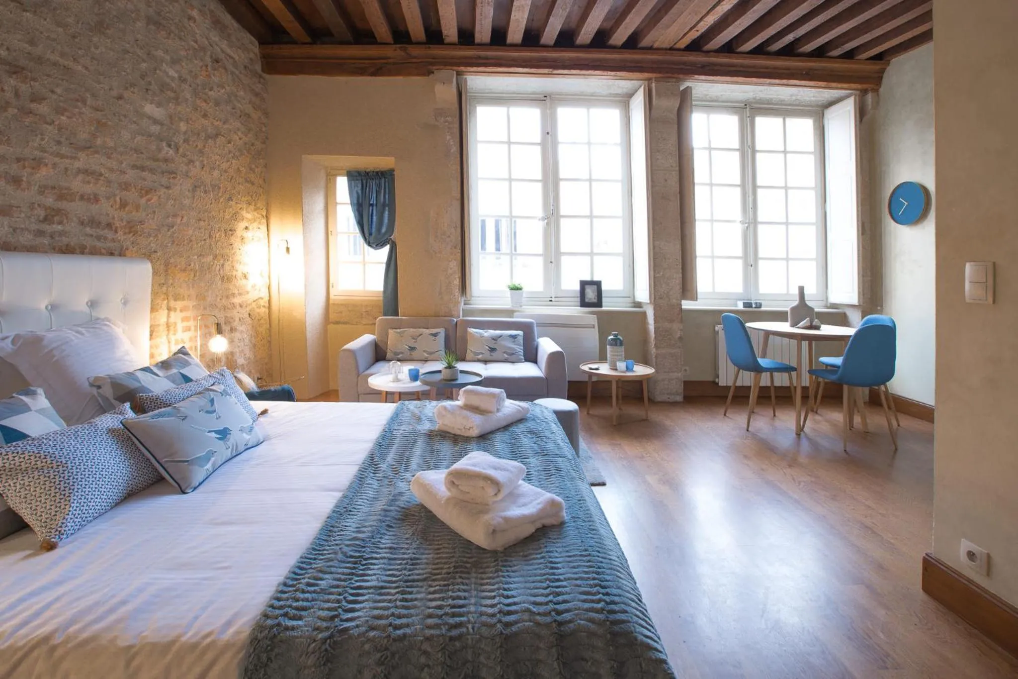 Living room, Bed in La Tonnellerie
