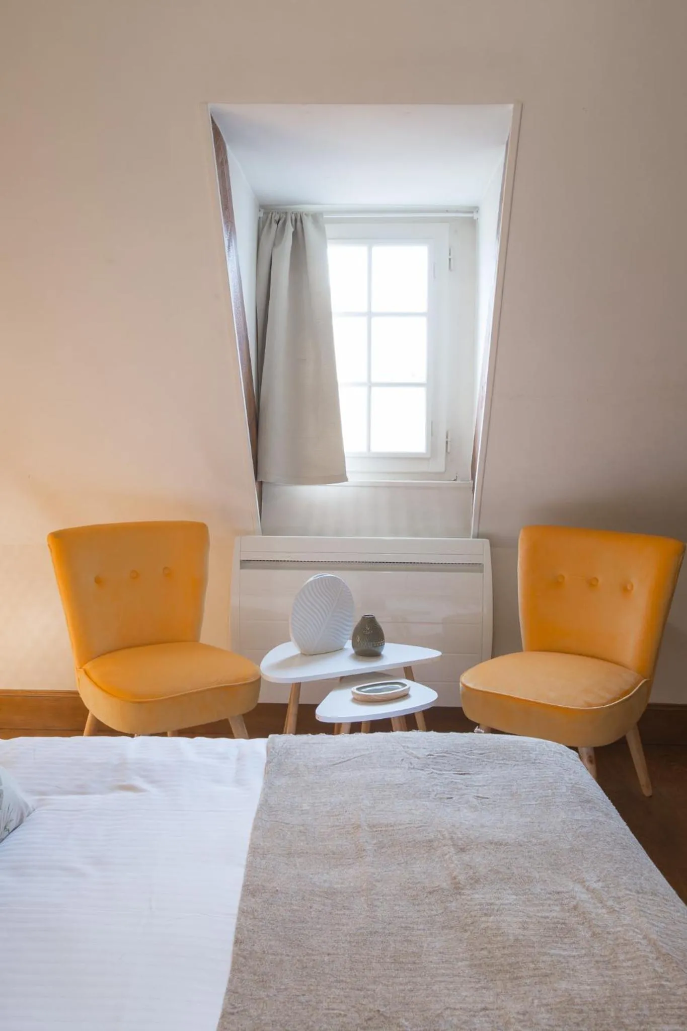 Communal lounge/ TV room, Bed in La Tonnellerie