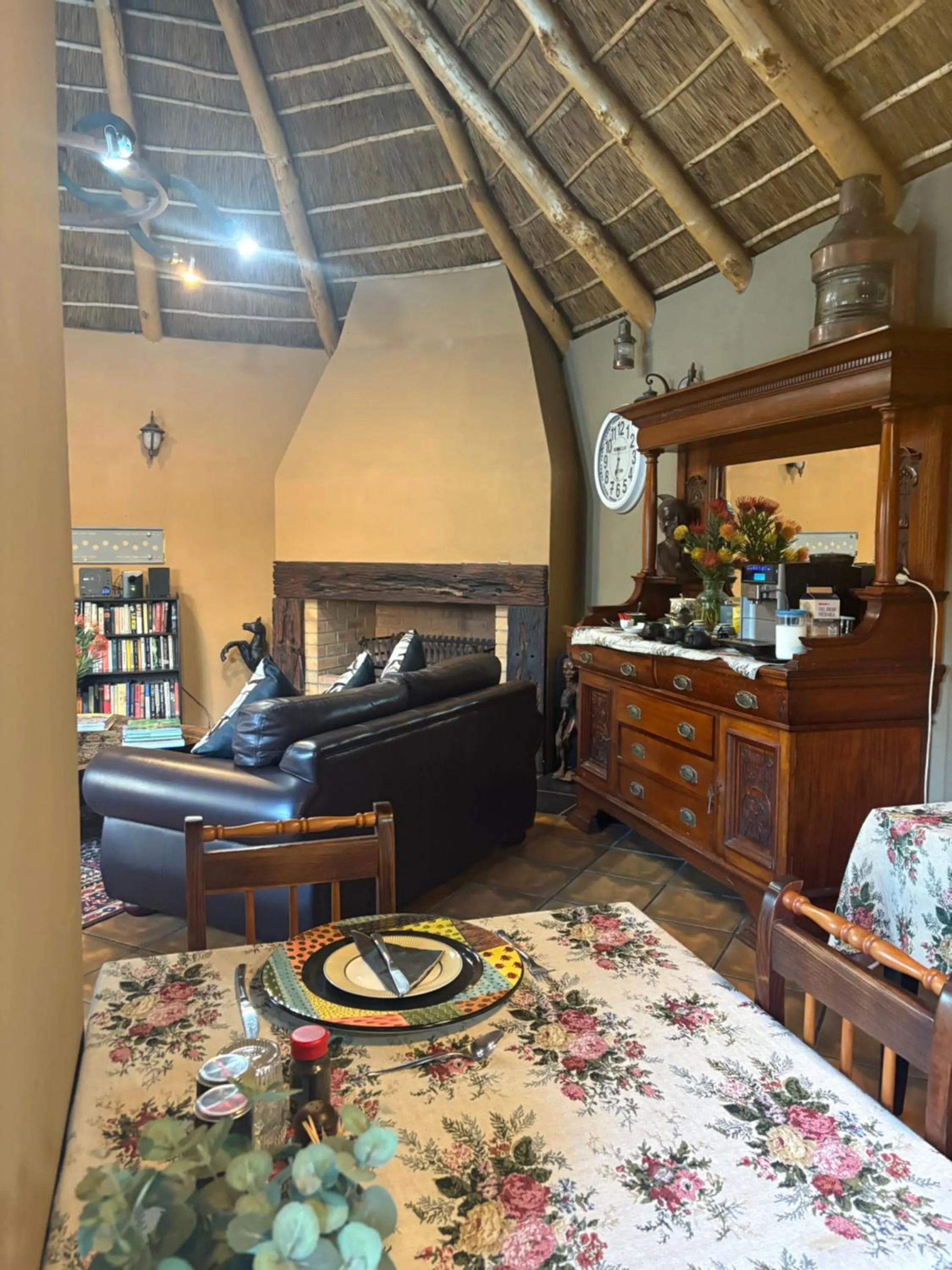 Seating area, Bed in Mountain Dew Guest House