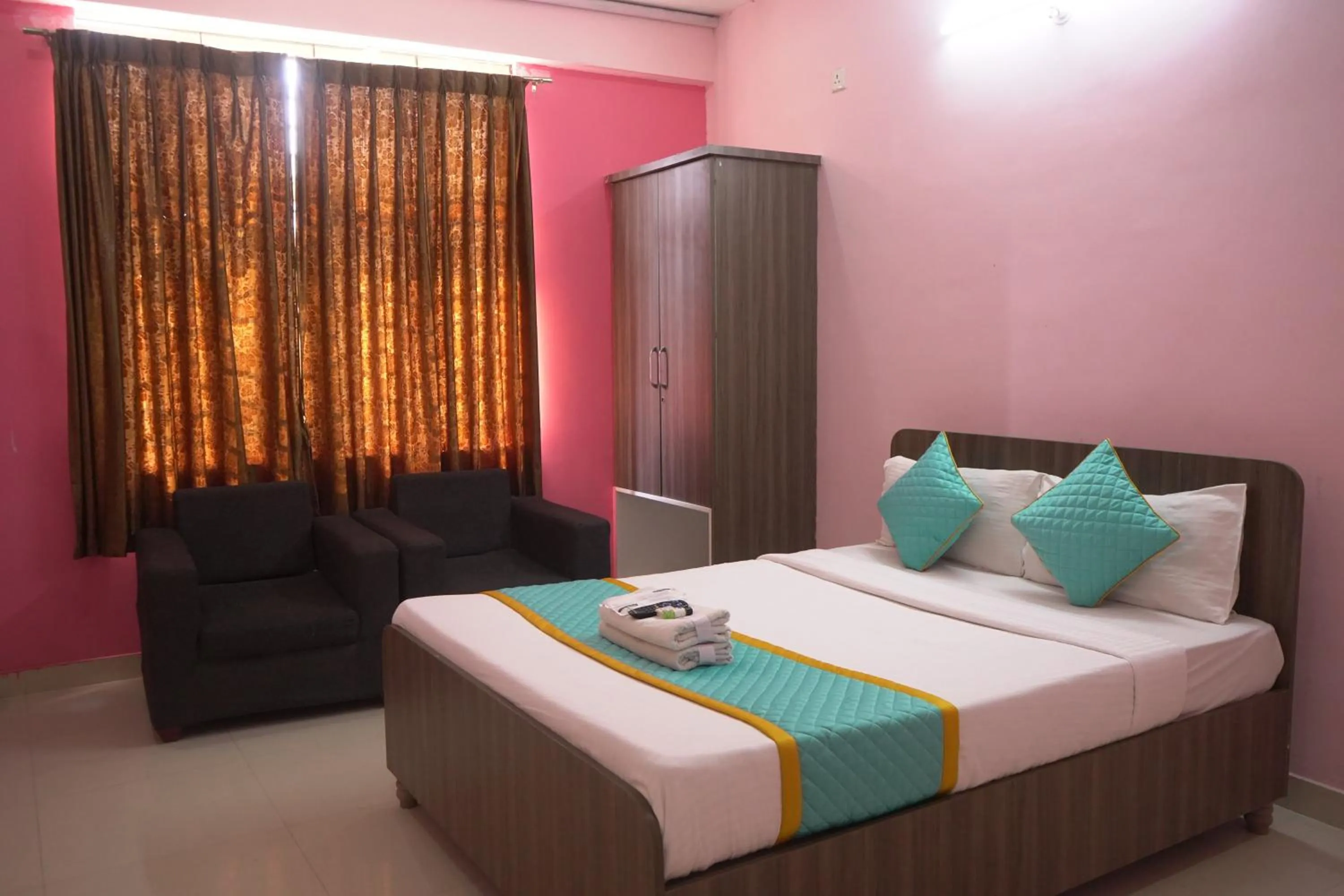 Photo of the whole room, Bed in Hotel Golden Suites