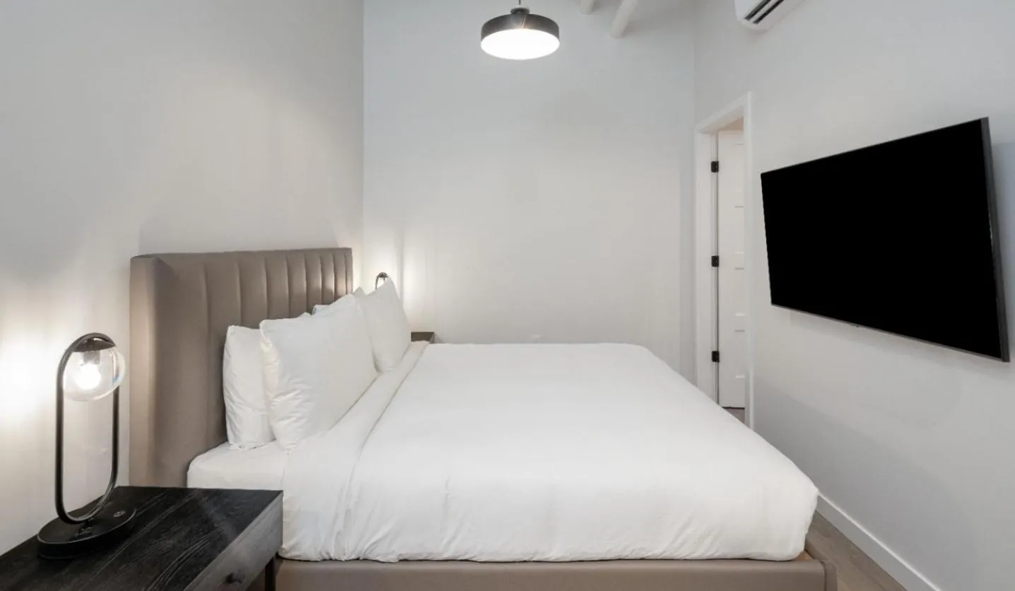 Bedroom, Bed in Steveston Waterfront Hotel