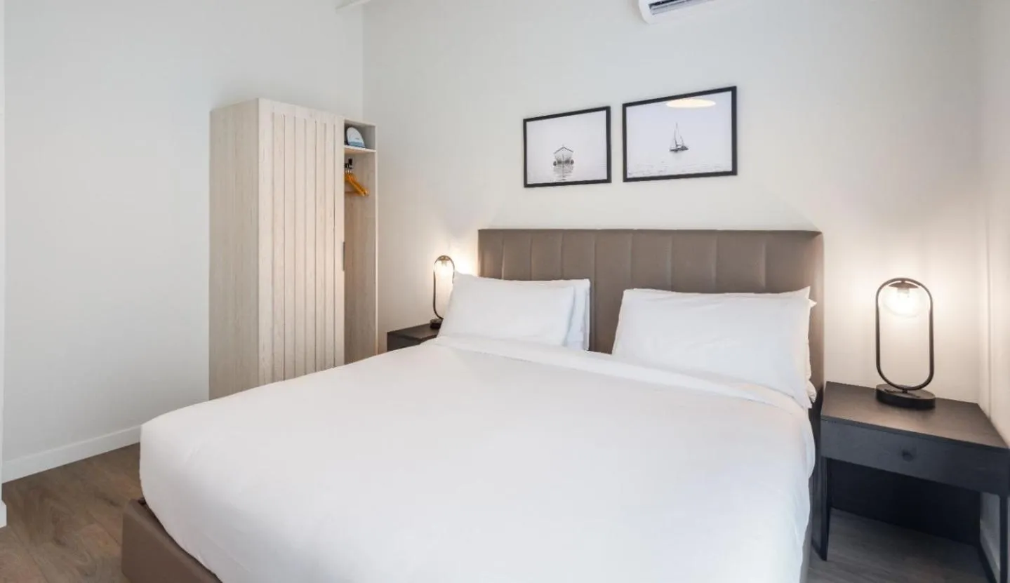 Bedroom, Bed in Steveston Waterfront Hotel