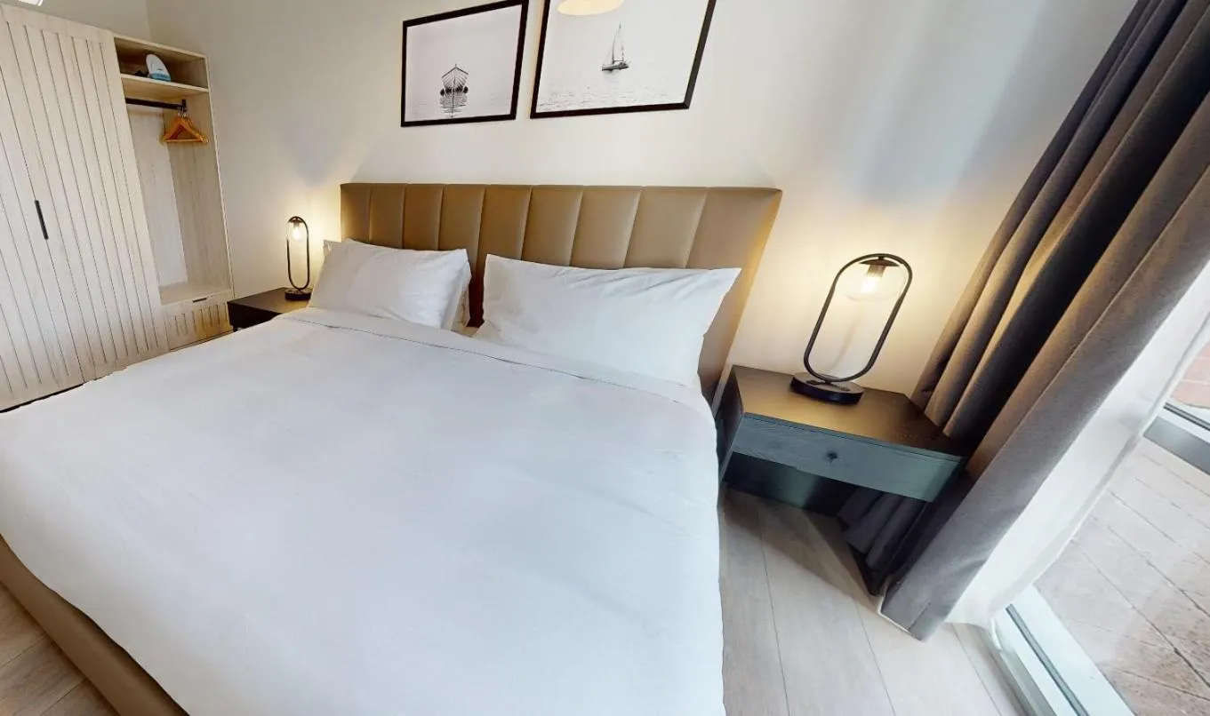 Bedroom, Bed in Steveston Waterfront Hotel