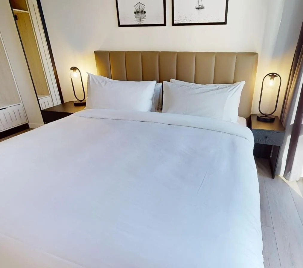 Bedroom, Bed in Steveston Waterfront Hotel