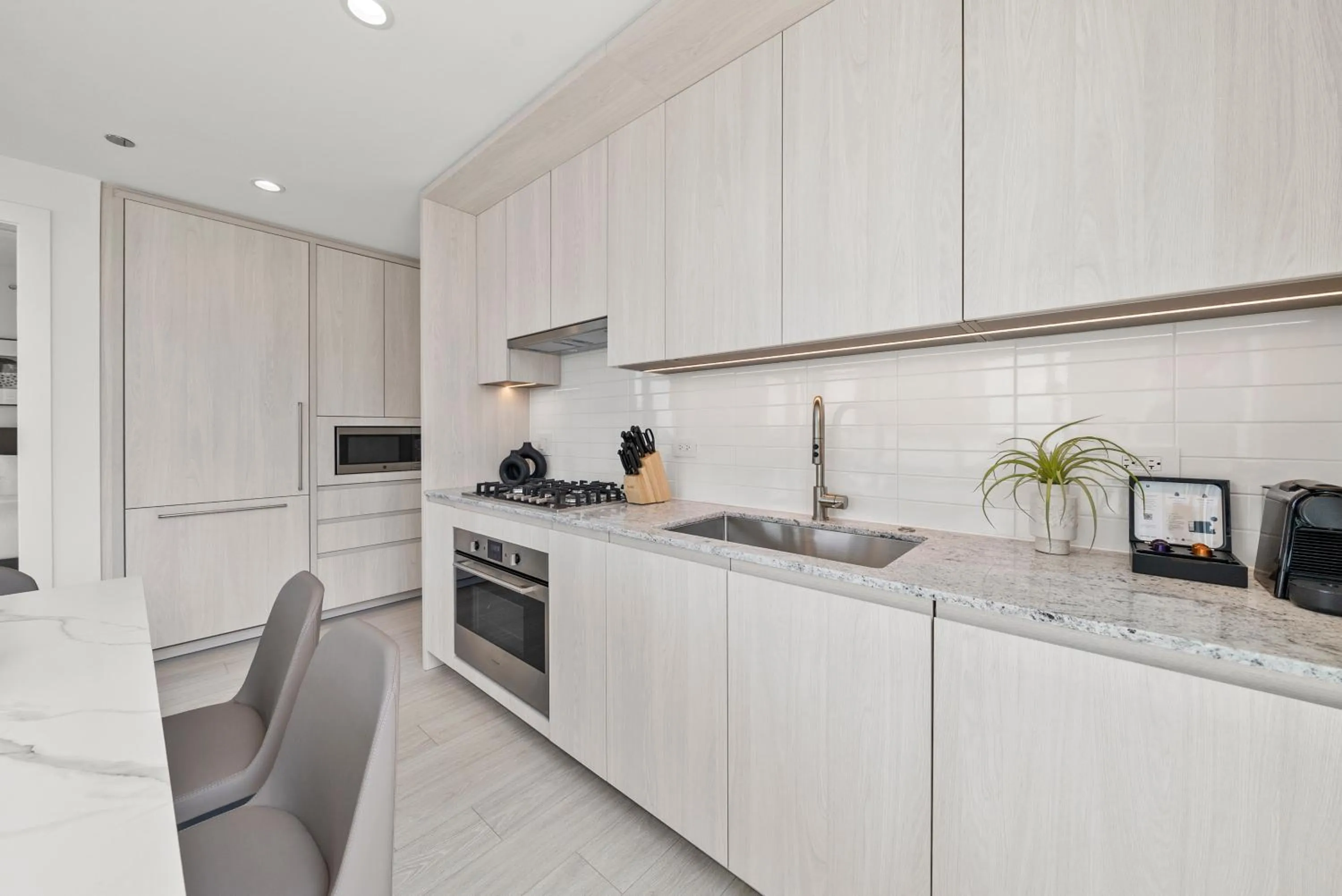 Kitchen or kitchenette in Steveston Waterfront Hotel