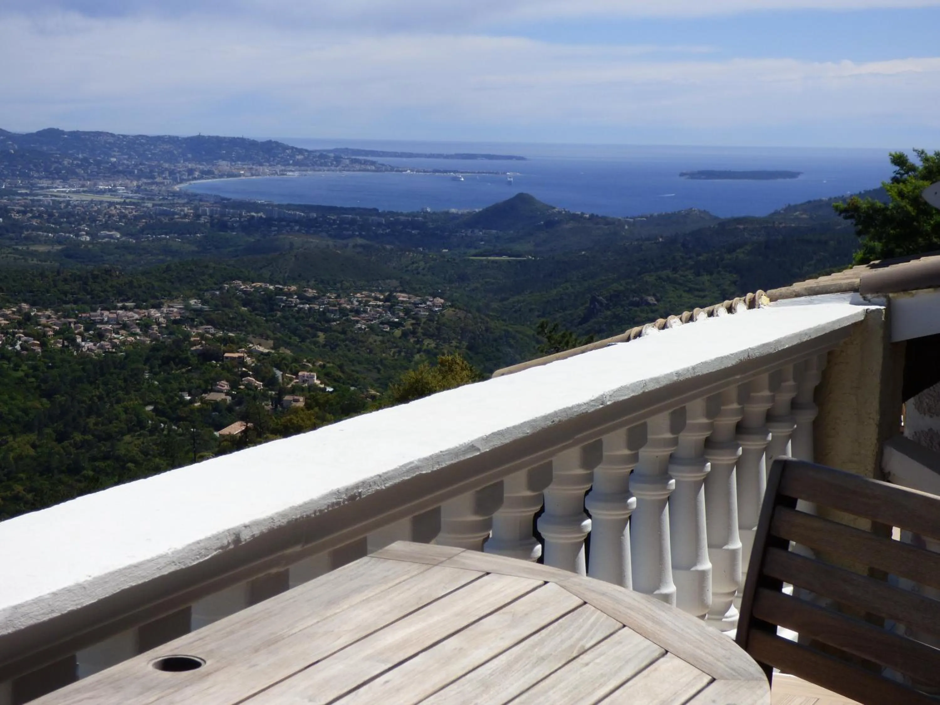 Balcony/Terrace in Chambre d'Hôtes avec kitchenette Vue Mer et montagnes L'Estérel Panoramique