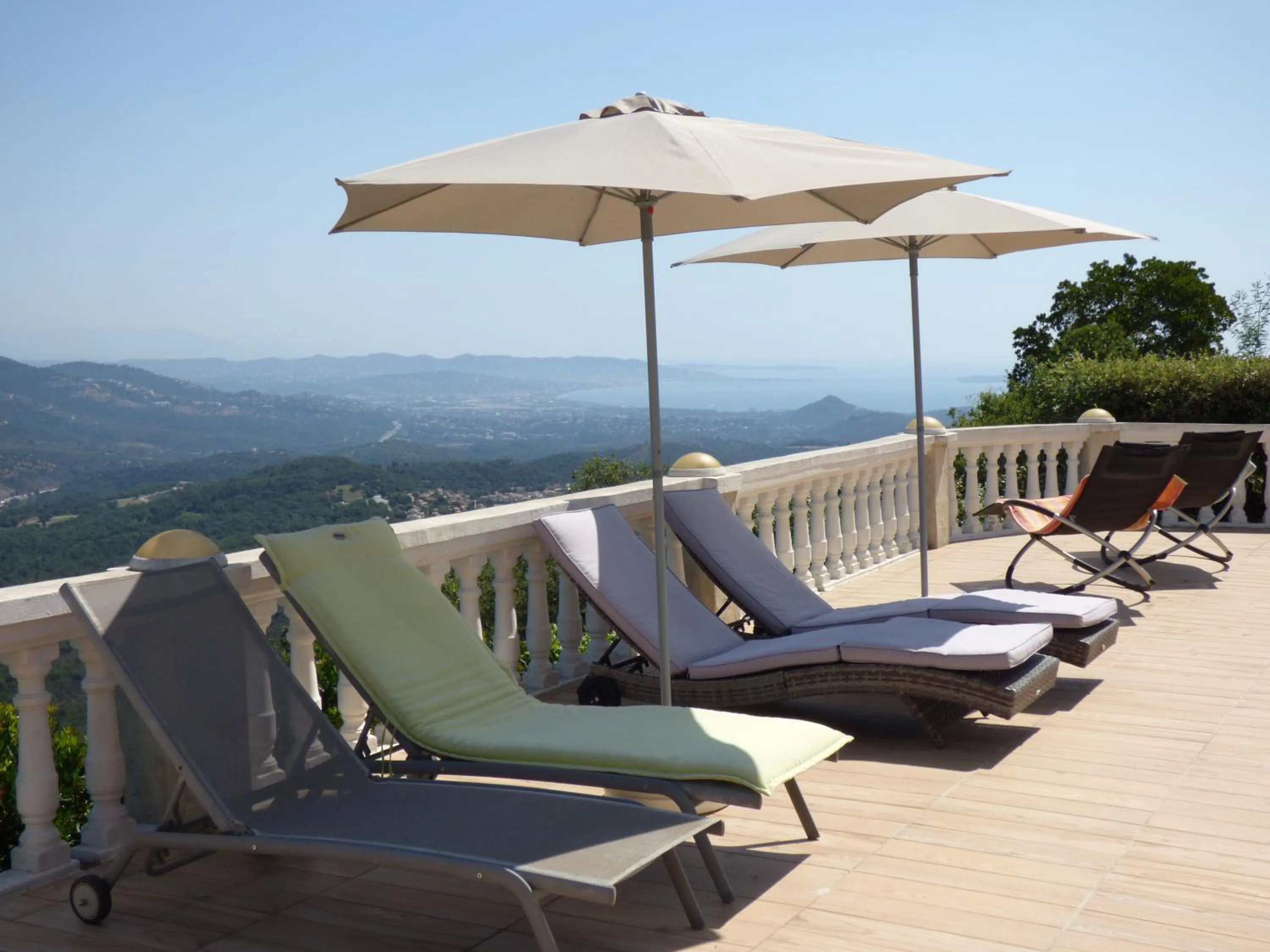 Patio in Chambre d'Hôtes avec kitchenette Vue Mer et montagnes L'Estérel Panoramique