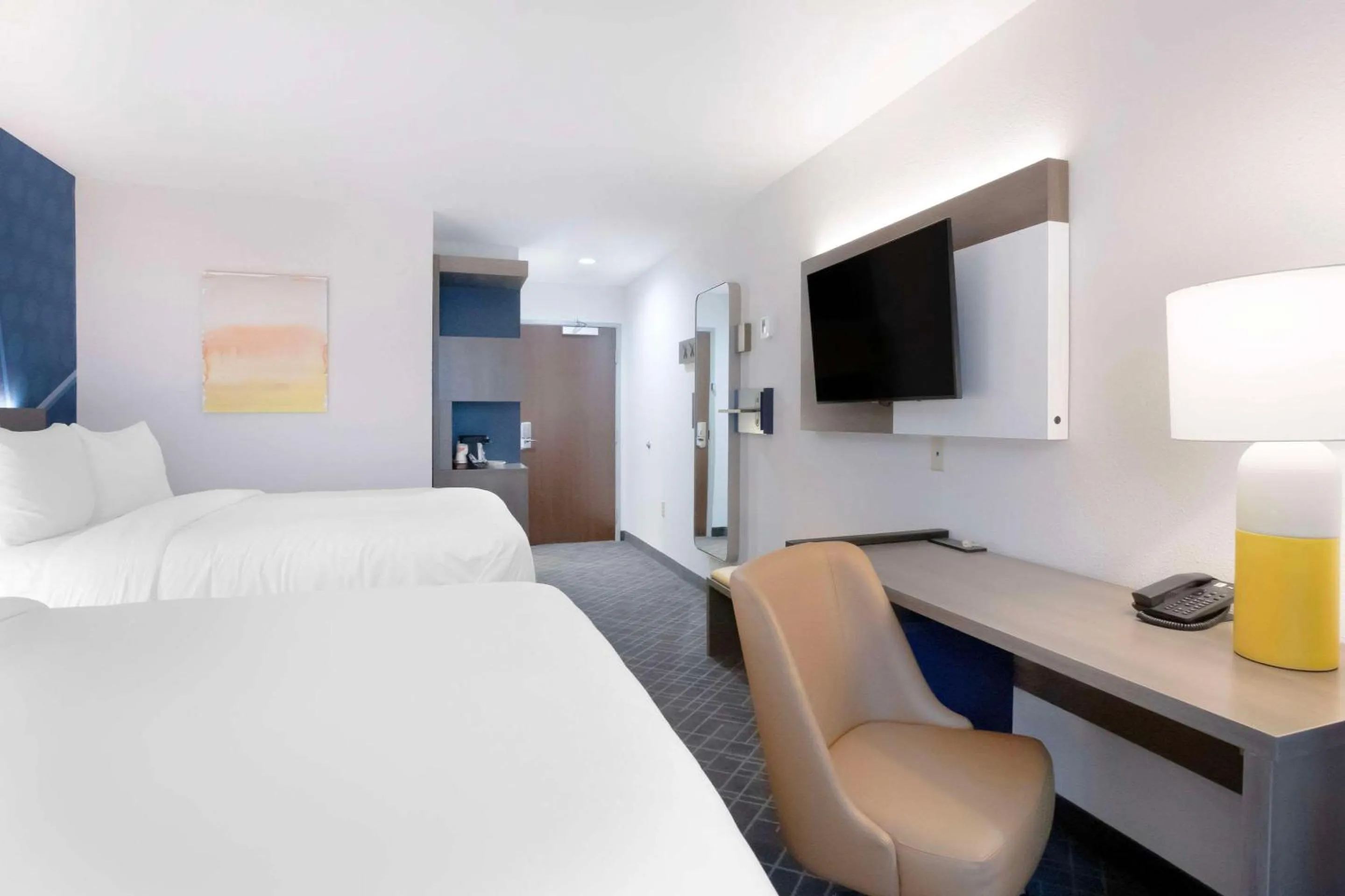 Bed in Comfort Inn & Suites Mountain Grove US-60