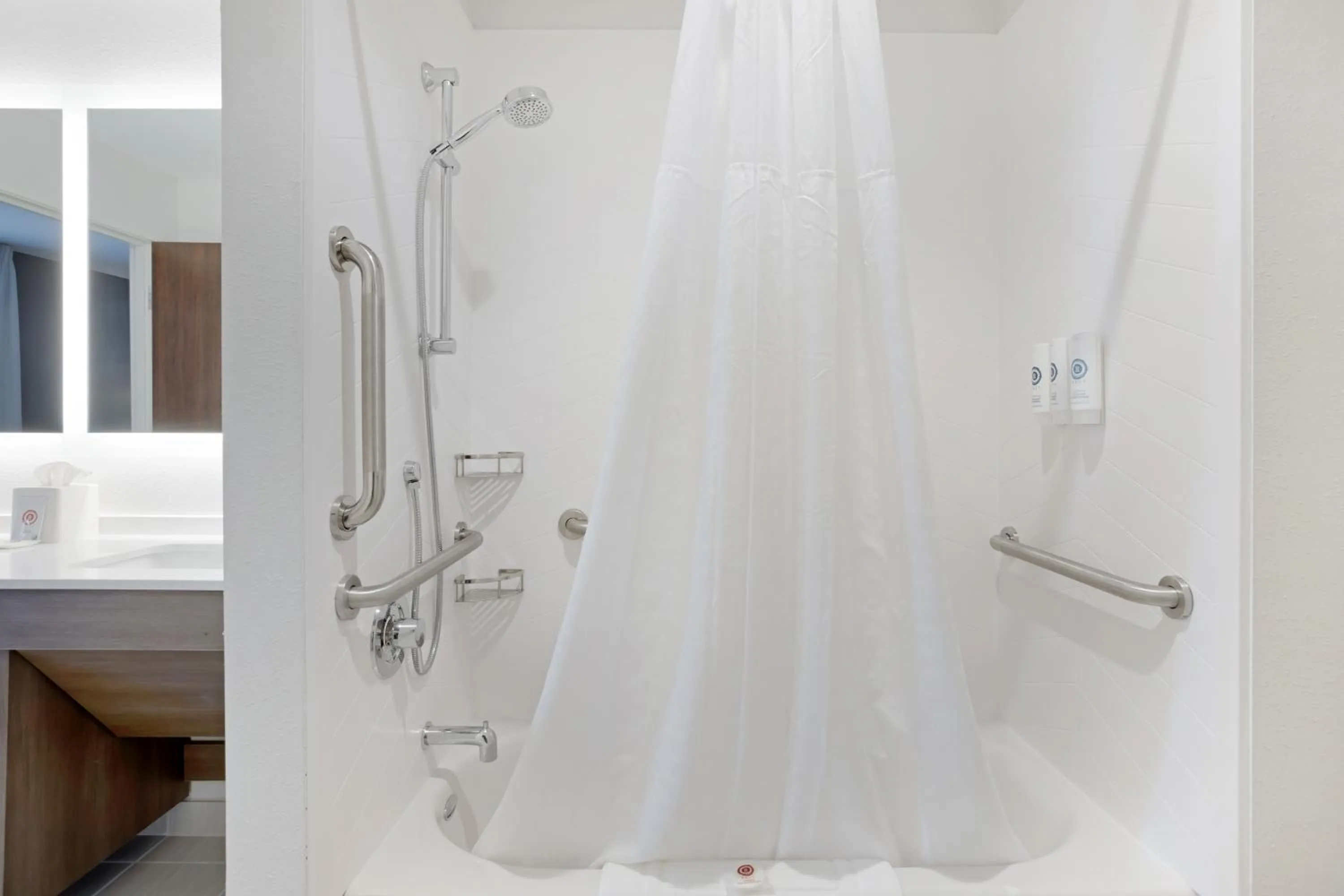 Shower in Comfort Inn & Suites Mountain Grove US-60