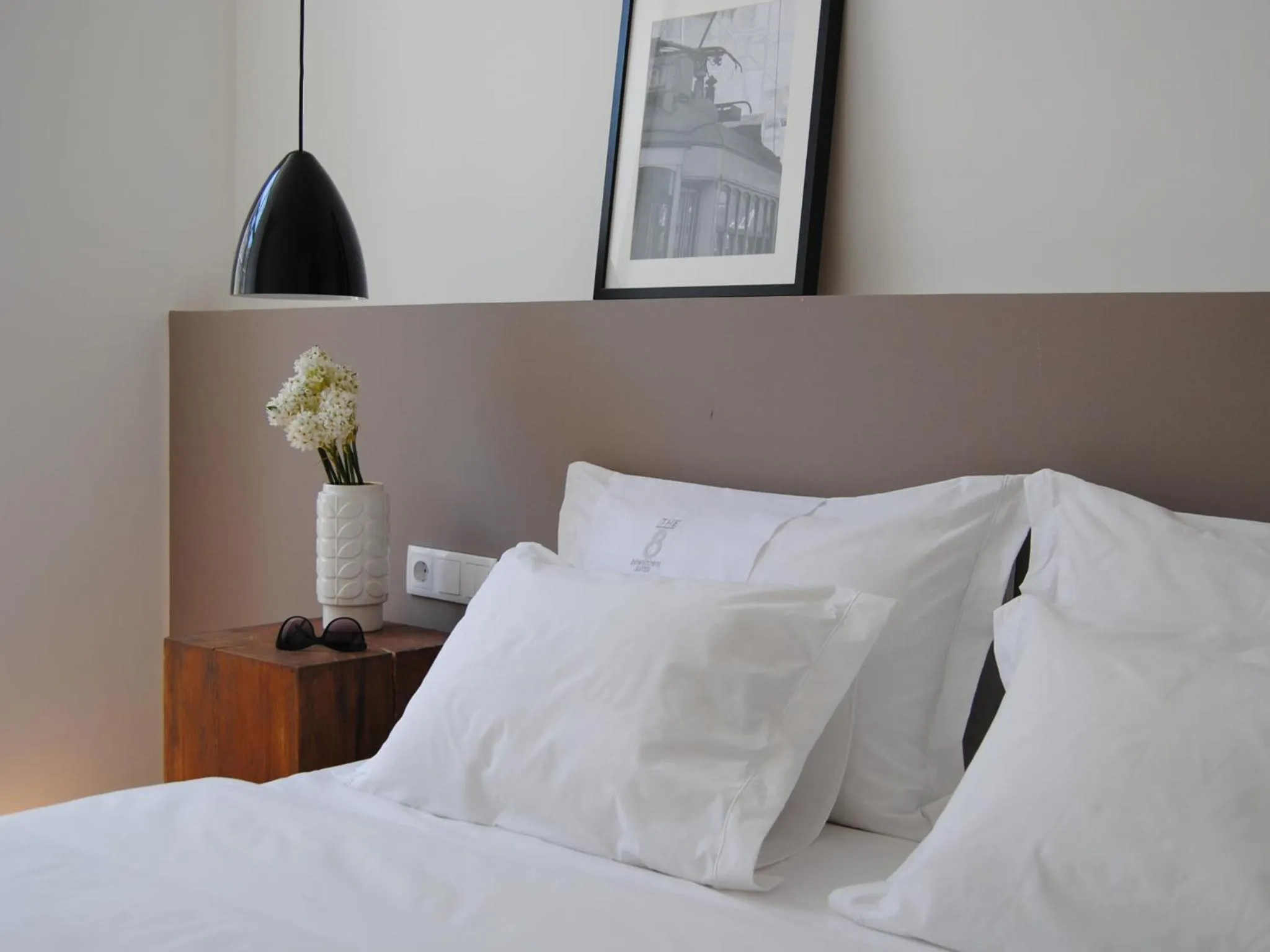 Decorative detail, Bed in The 8 - Downtown Suites