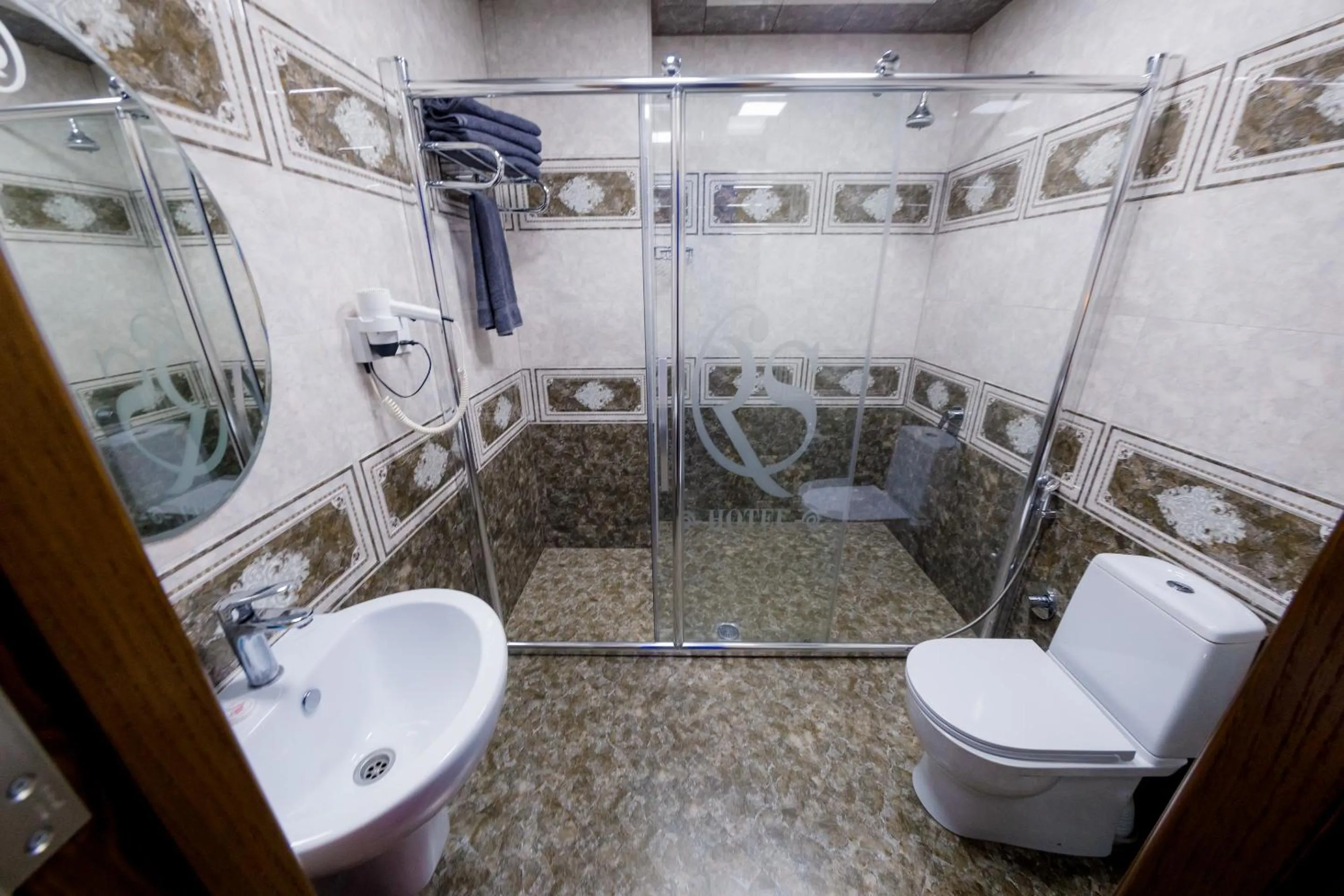 Shower in Royal Sapphire Baku