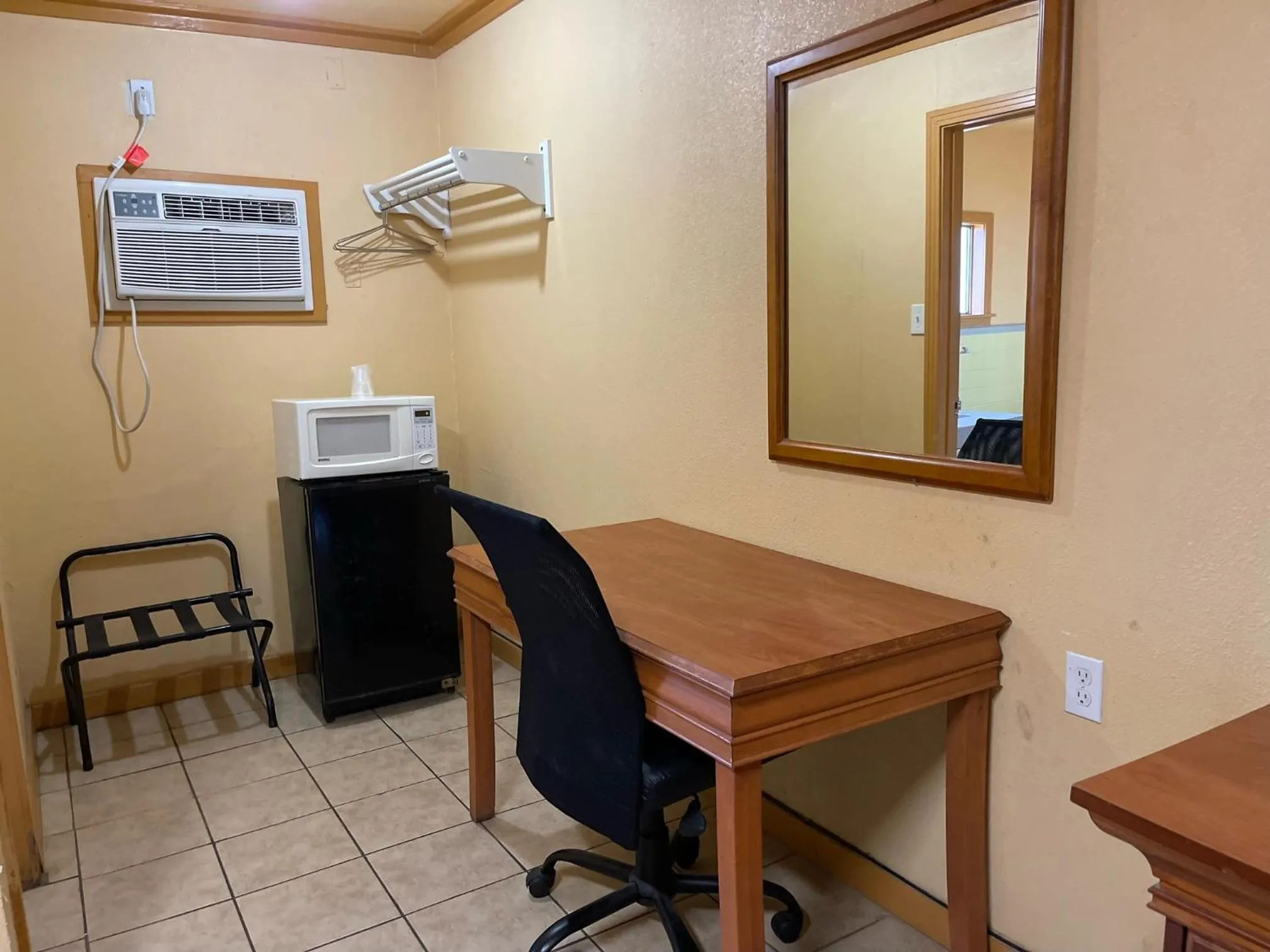 hair dresser in Budget Inn