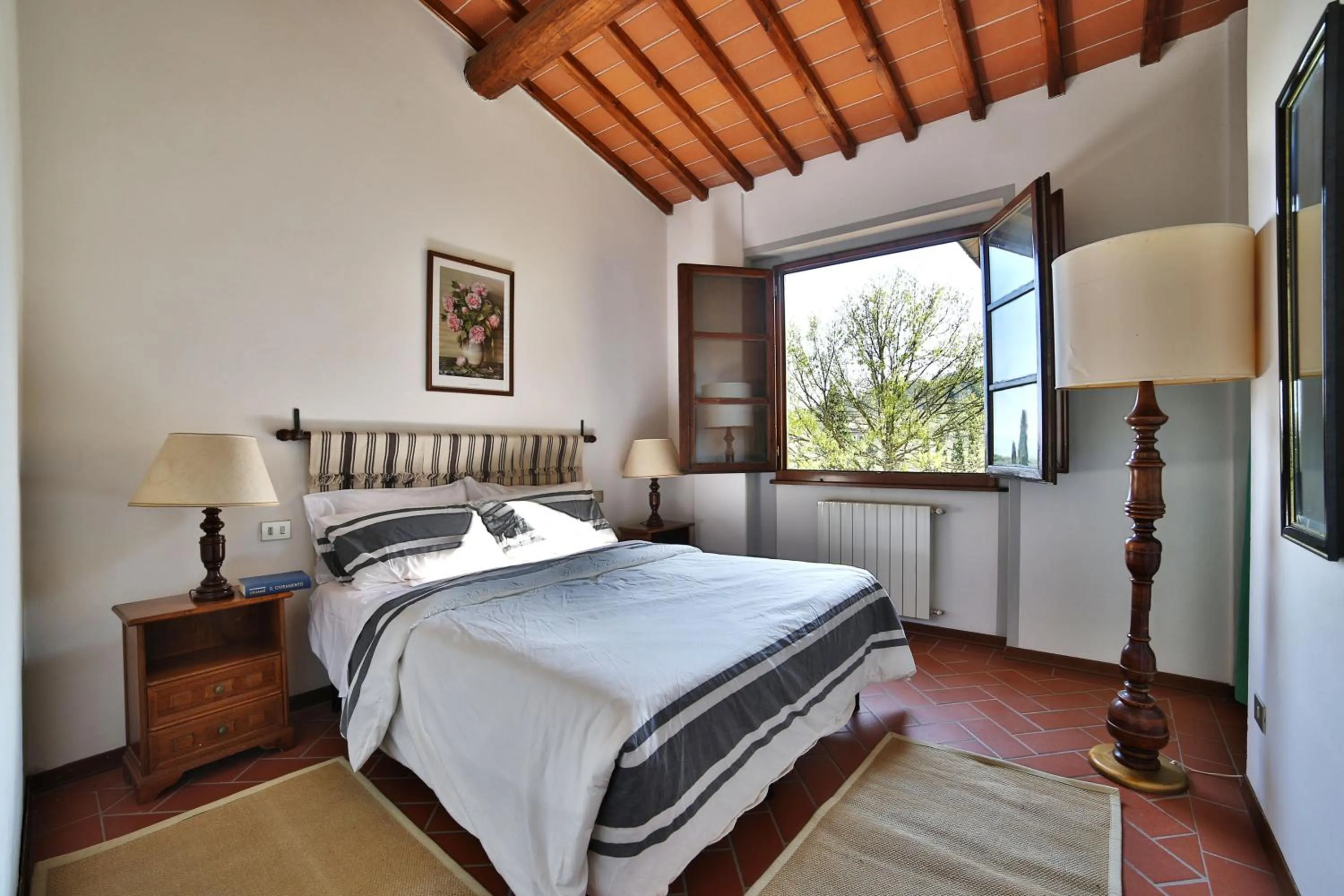 Bed in Fattoria Pagnana Suites & Pool