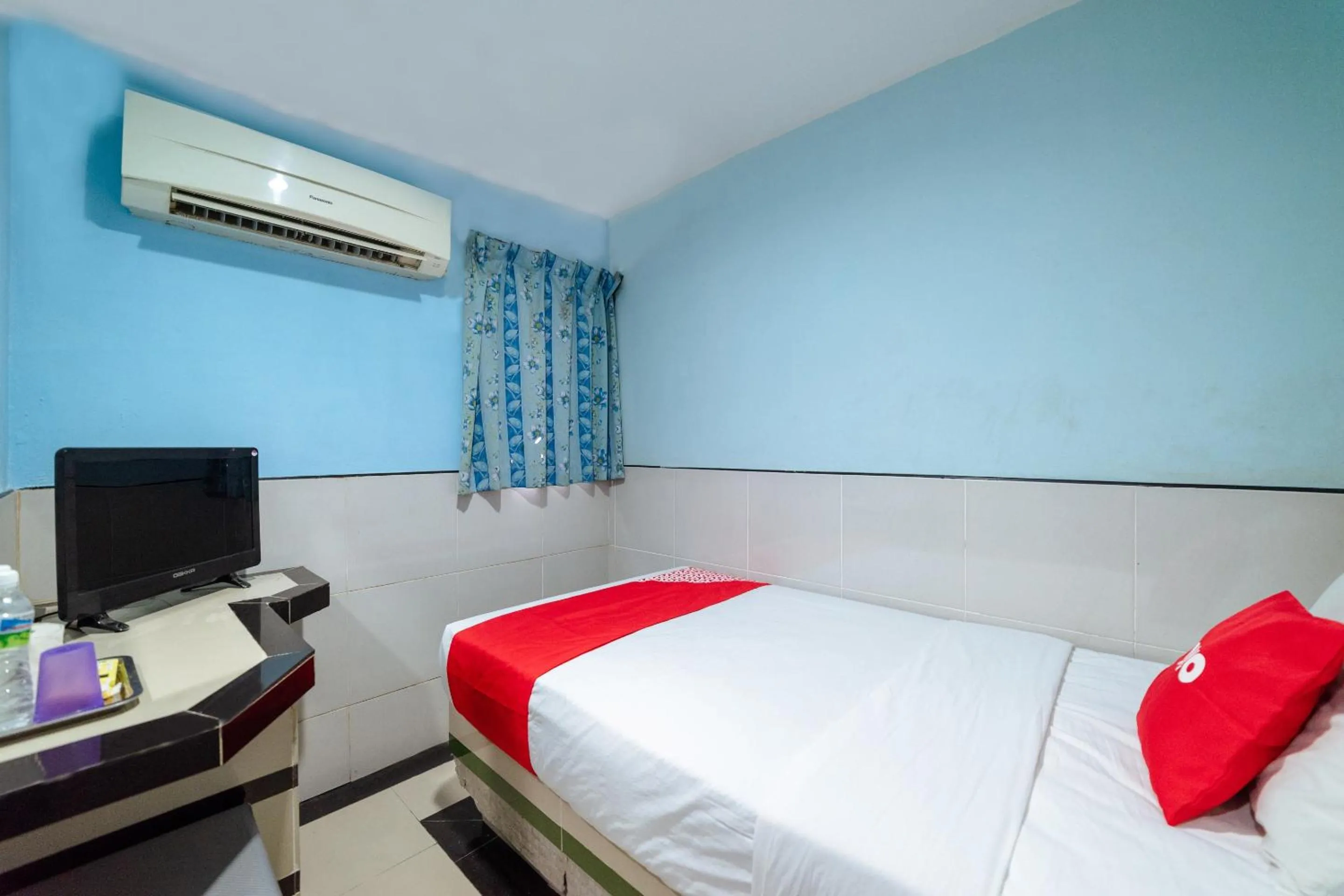 Bedroom, Bed in Hotel O Milion Inn