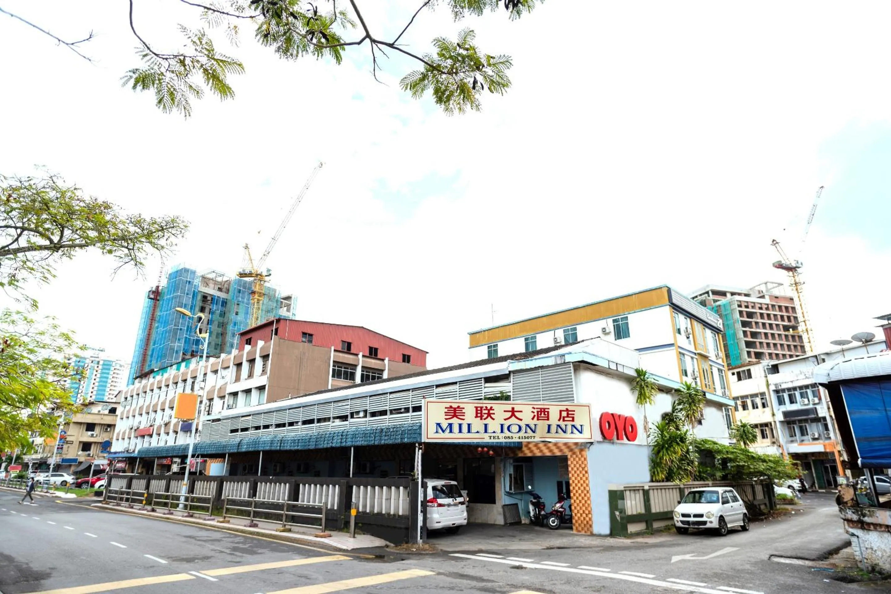 Facade/entrance in Hotel O Milion Inn