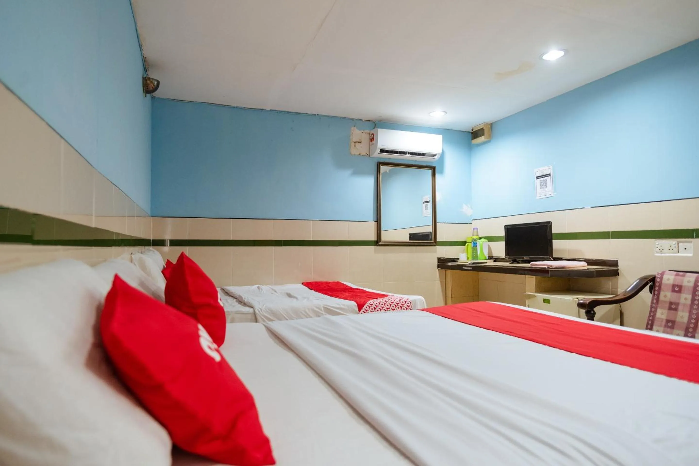 Bedroom, Bed in Hotel O Milion Inn