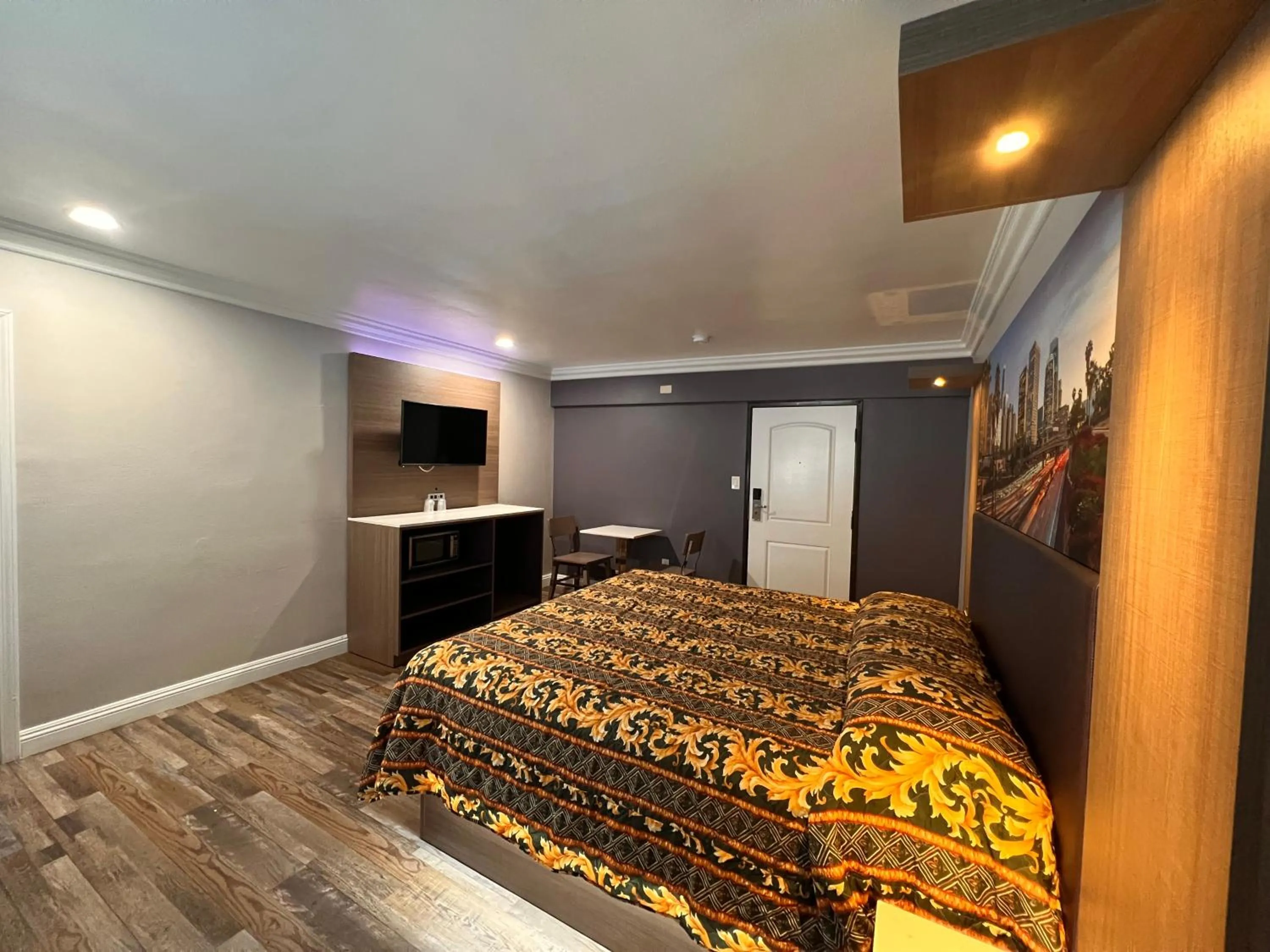 Bed in The Patio Motel - Los Angeles, LAX