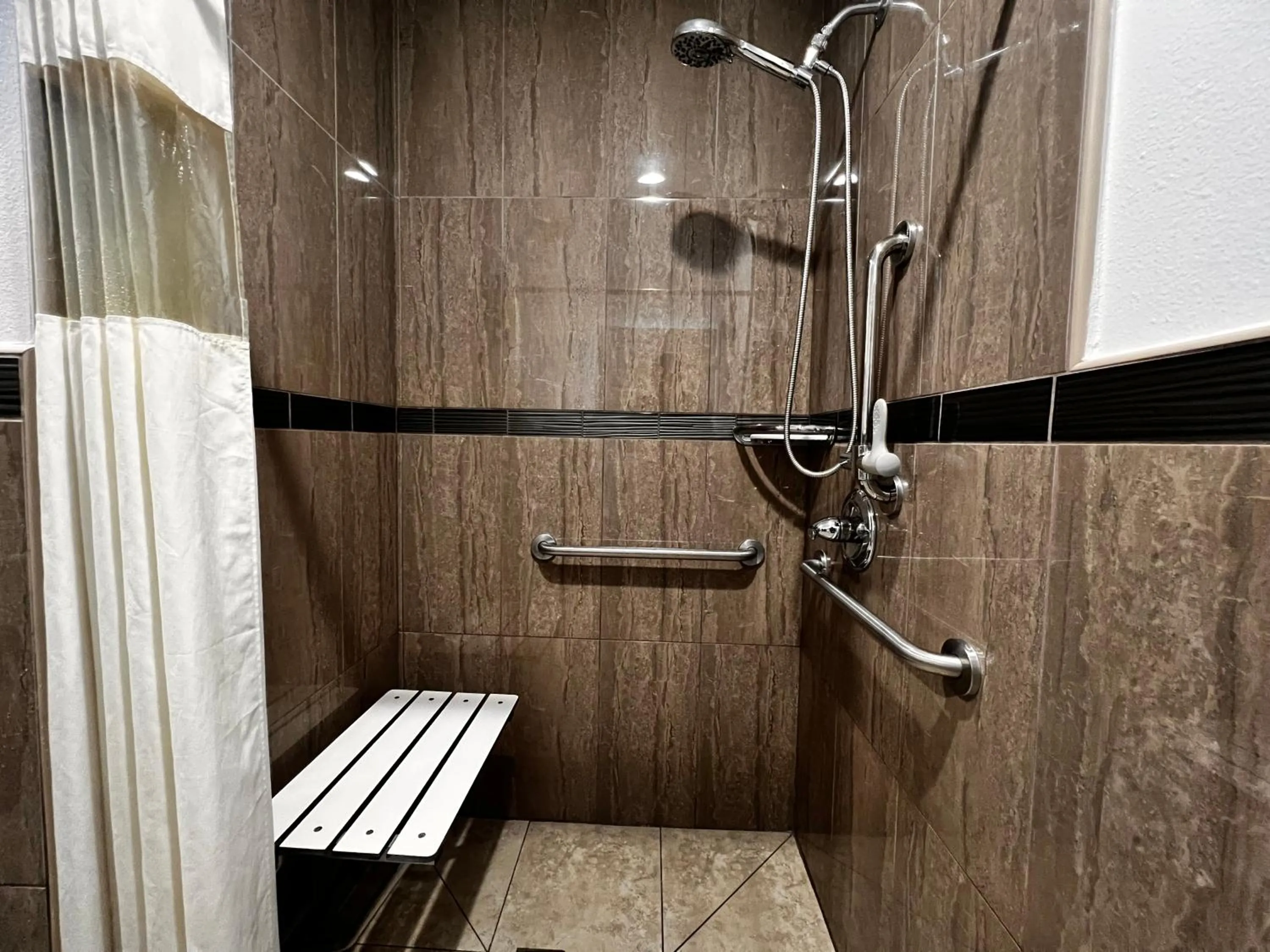 Shower in The Patio Motel - Los Angeles, LAX