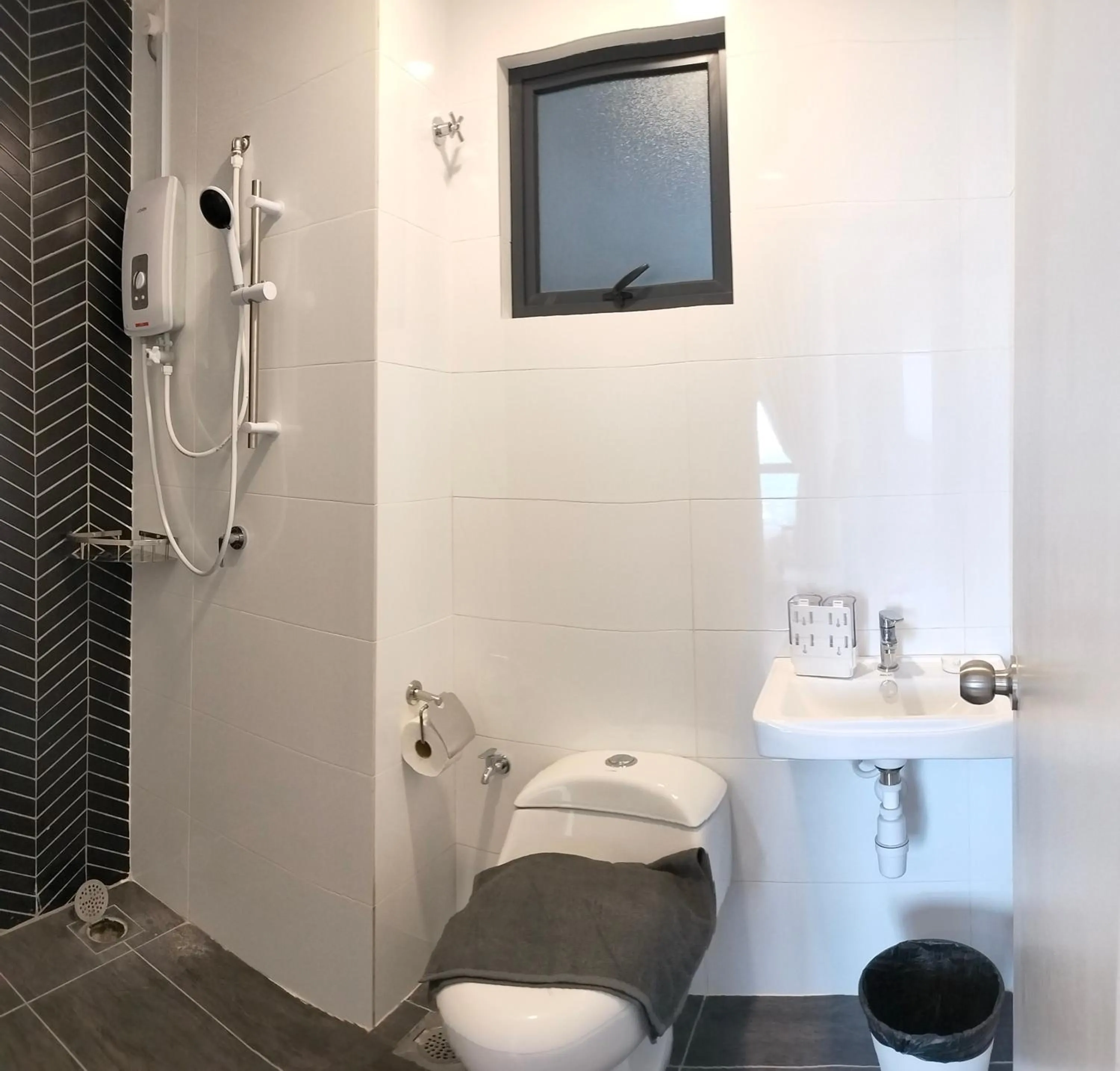 Bathroom in The Horizon by MyKey