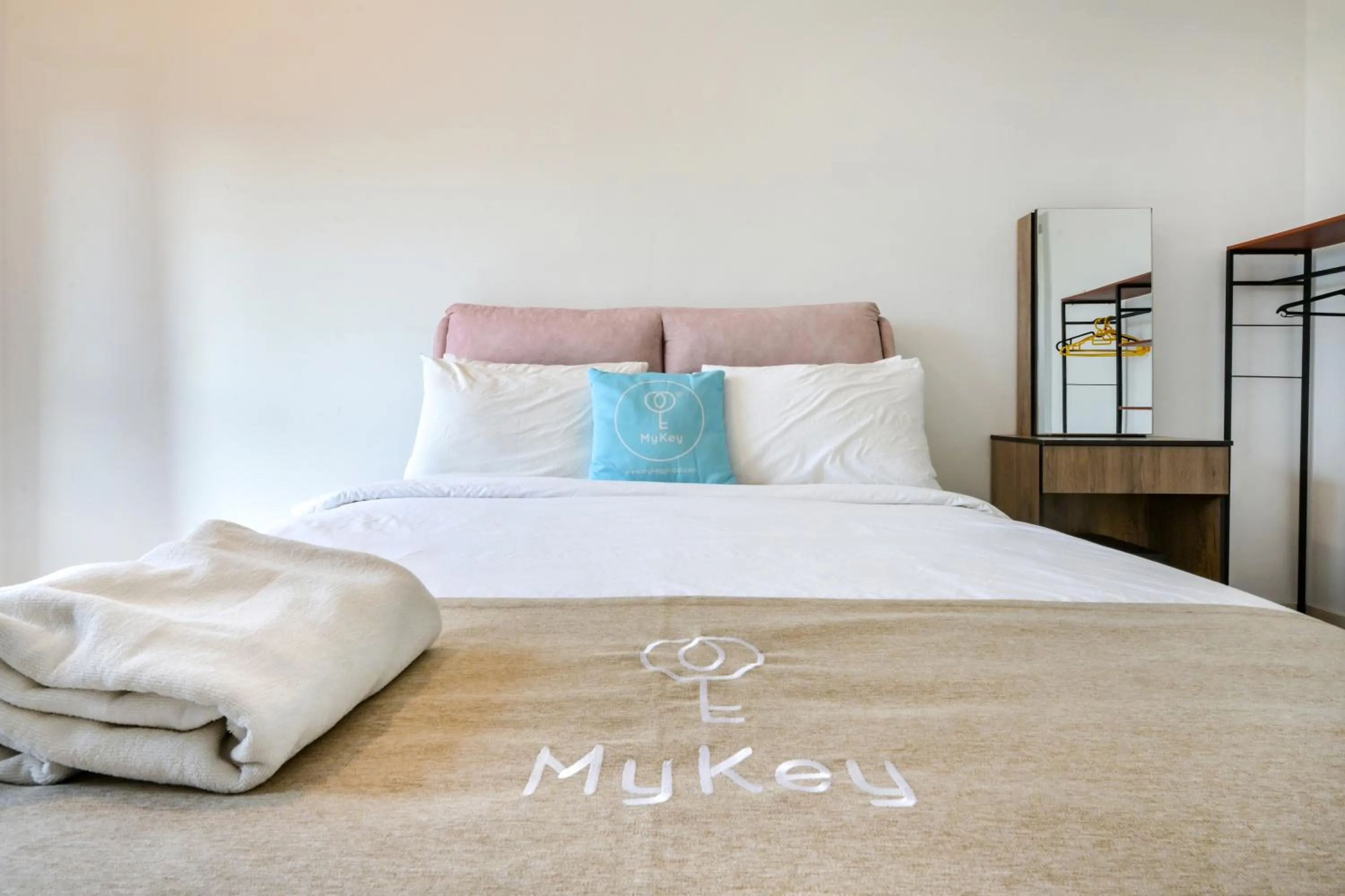 Bed in The Horizon by MyKey