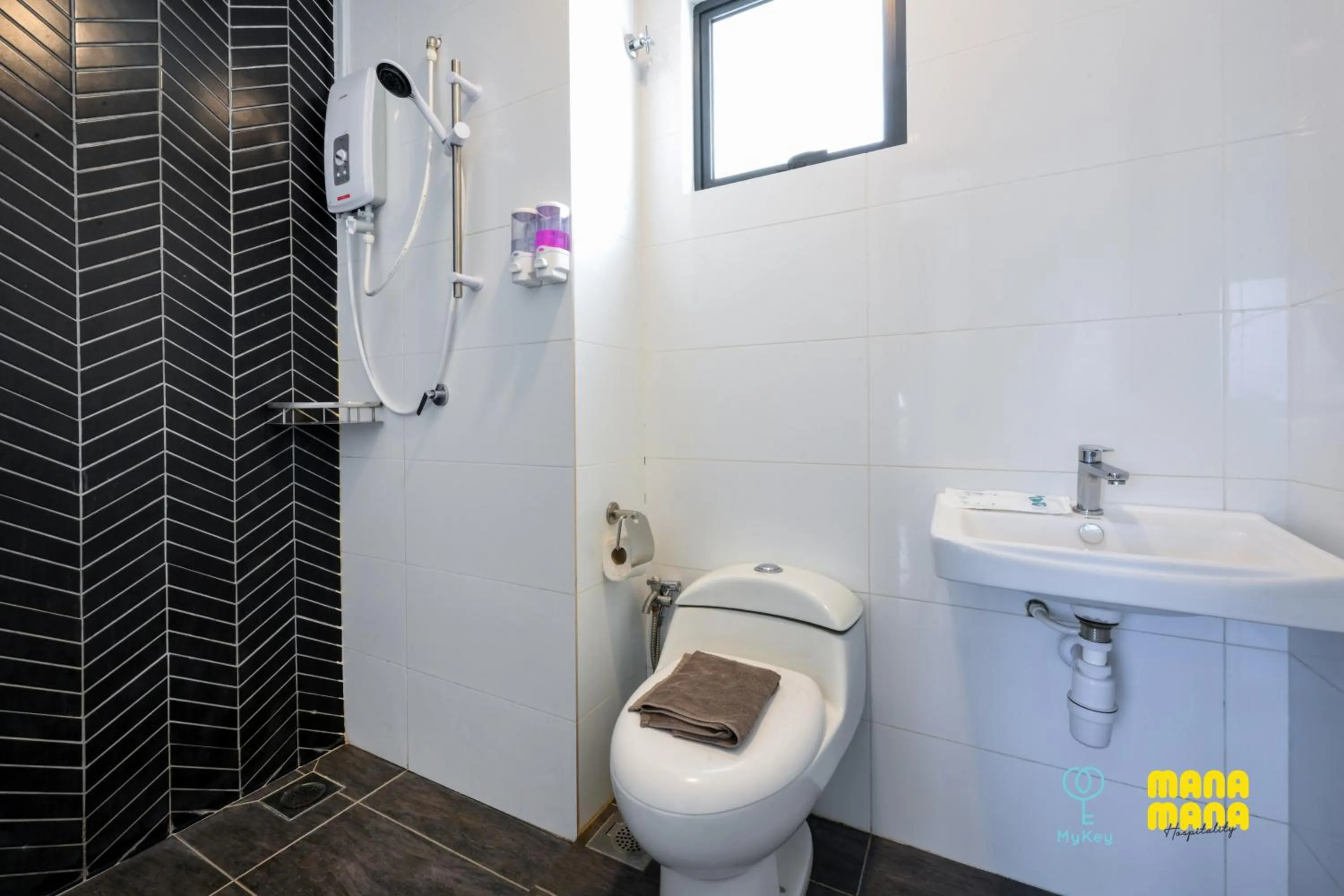 Bathroom in The Horizon by MyKey