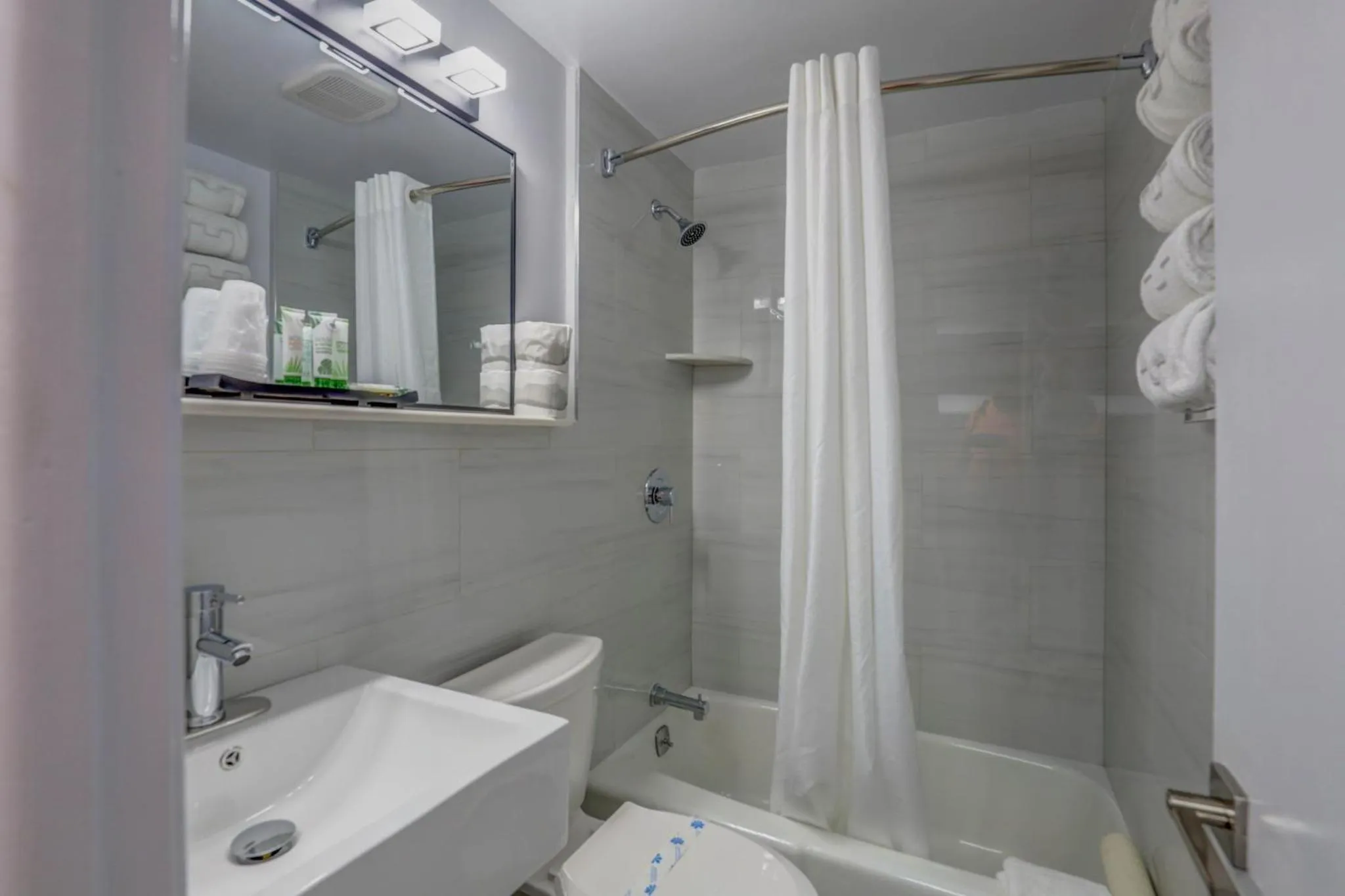 Bathroom in Le Voyageur