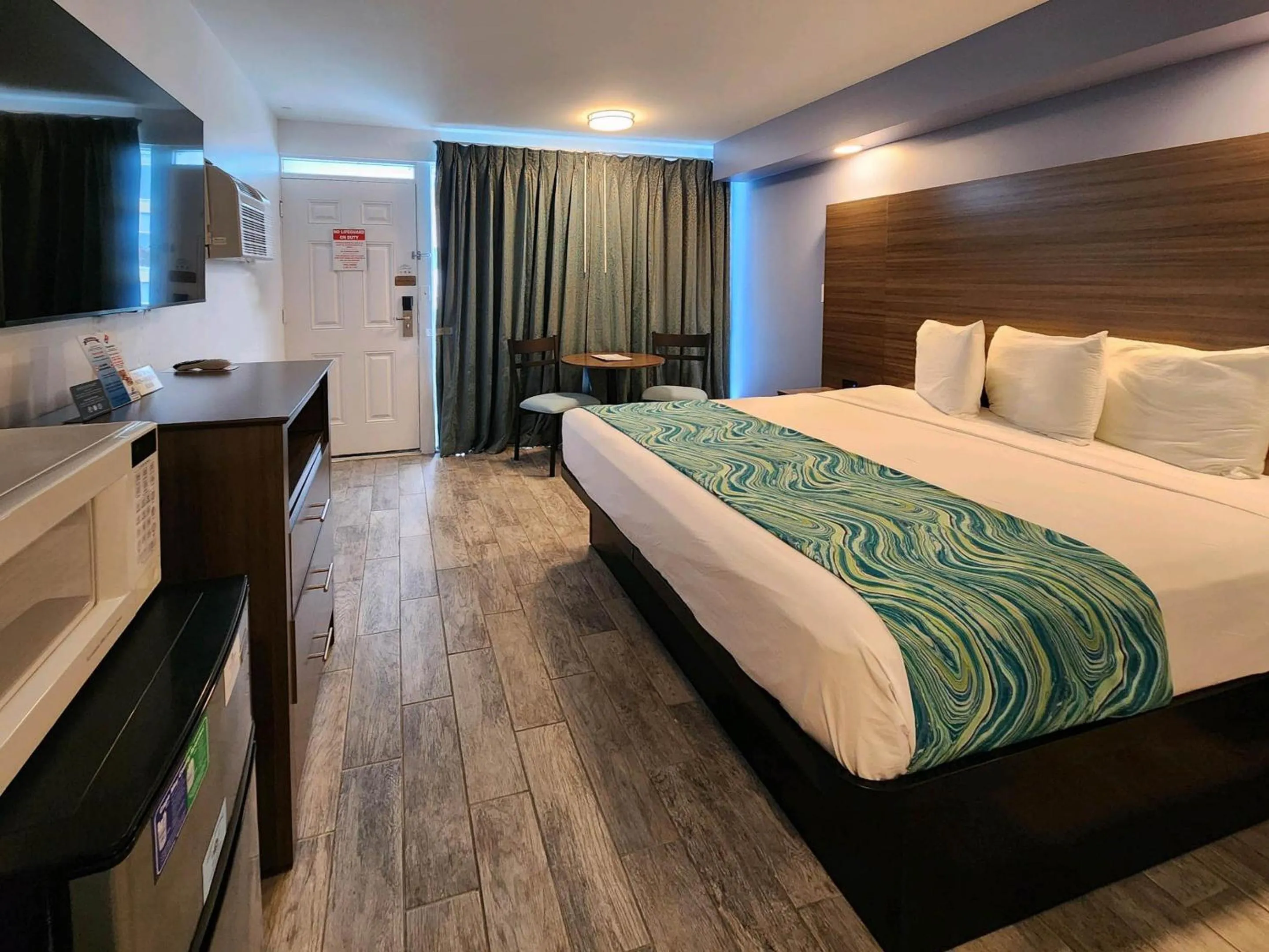 Photo of the whole room in Le Voyageur