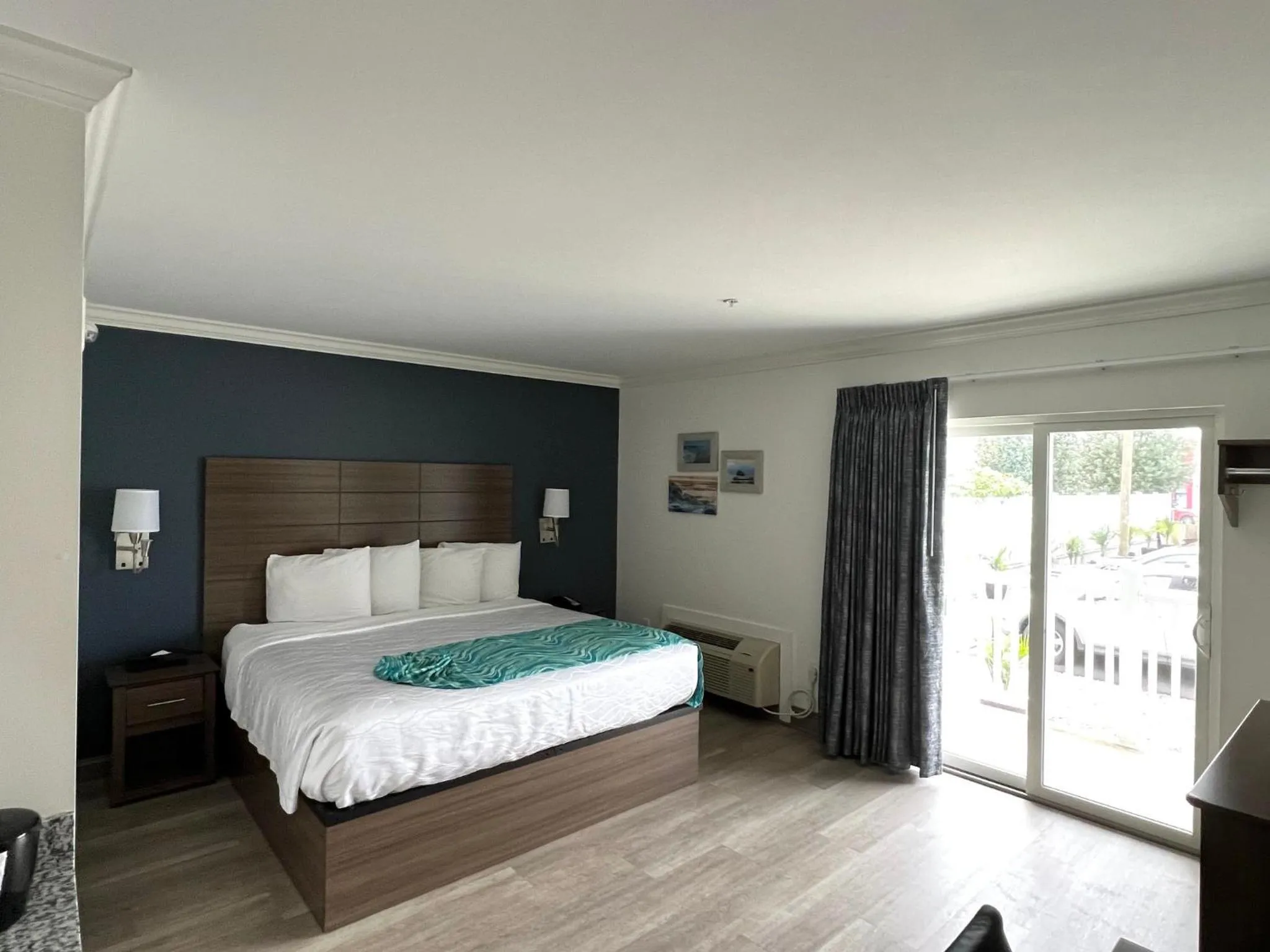 Photo of the whole room in Le Voyageur