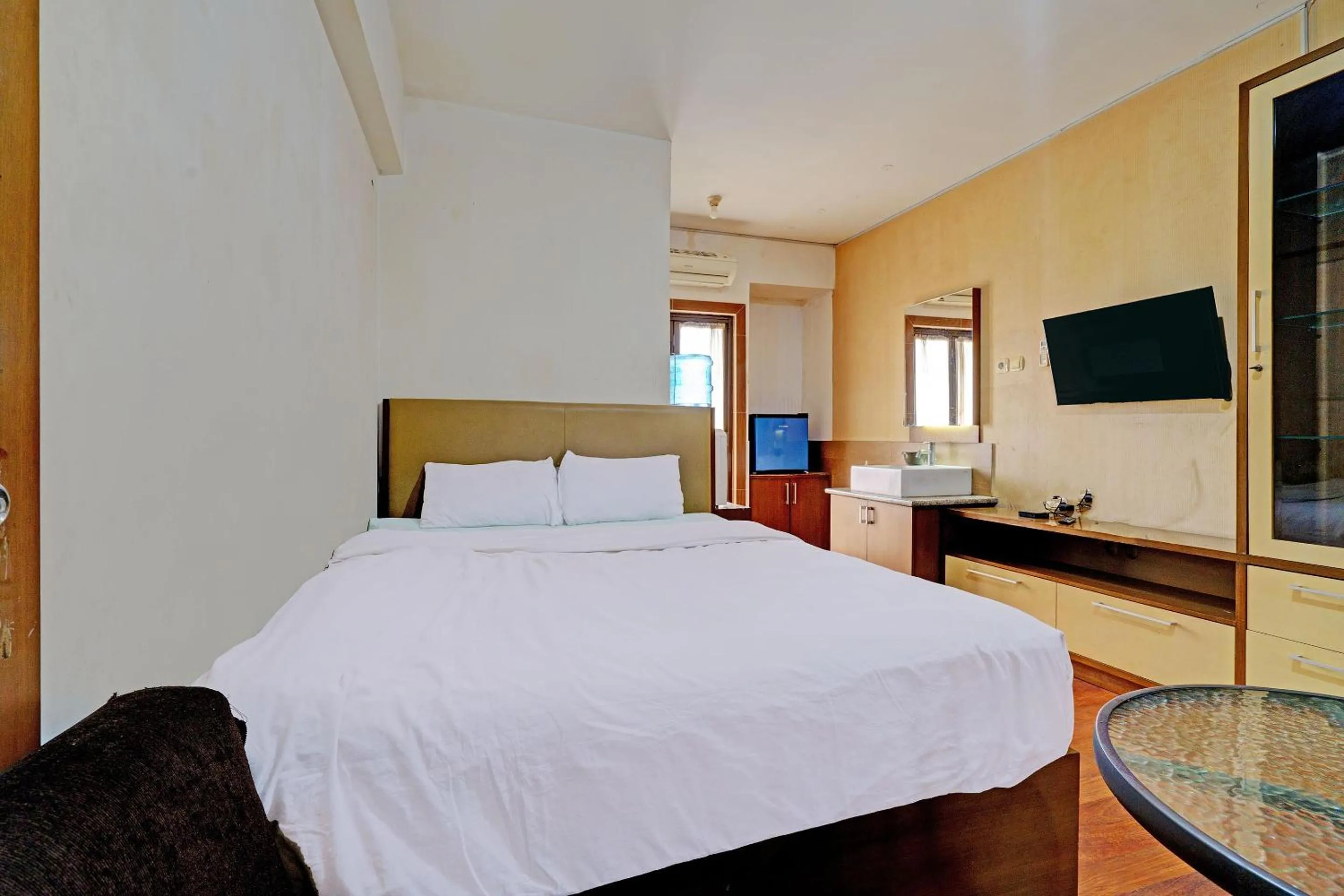 Bedroom, Bed in OYO Life 92949 Apartemen Gateway Cicadas By Qq Rent