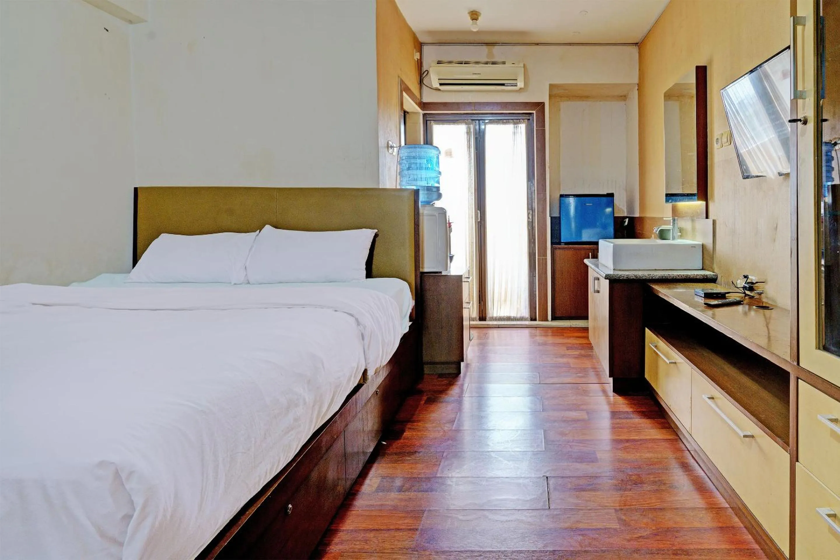 Bedroom, Bed in OYO Life 92949 Apartemen Gateway Cicadas By Qq Rent