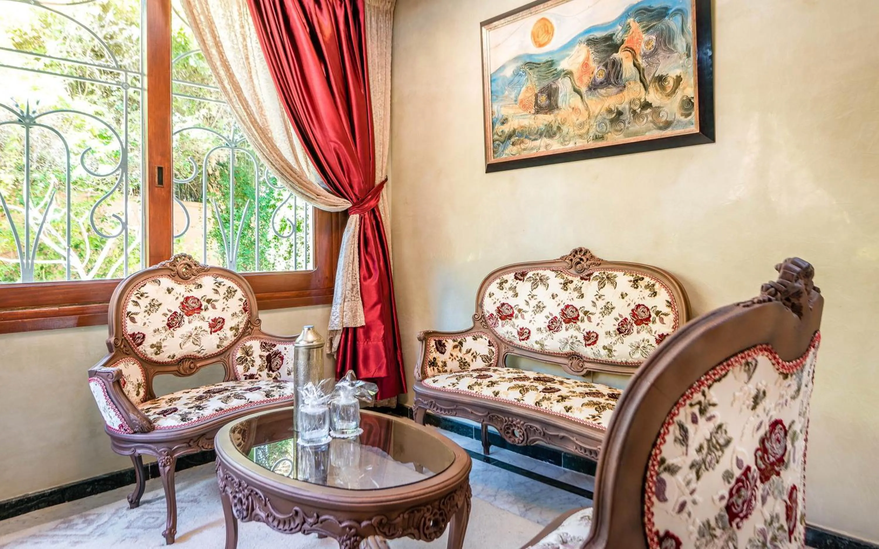 Seating area in Hivernage Secret Suites & Garden