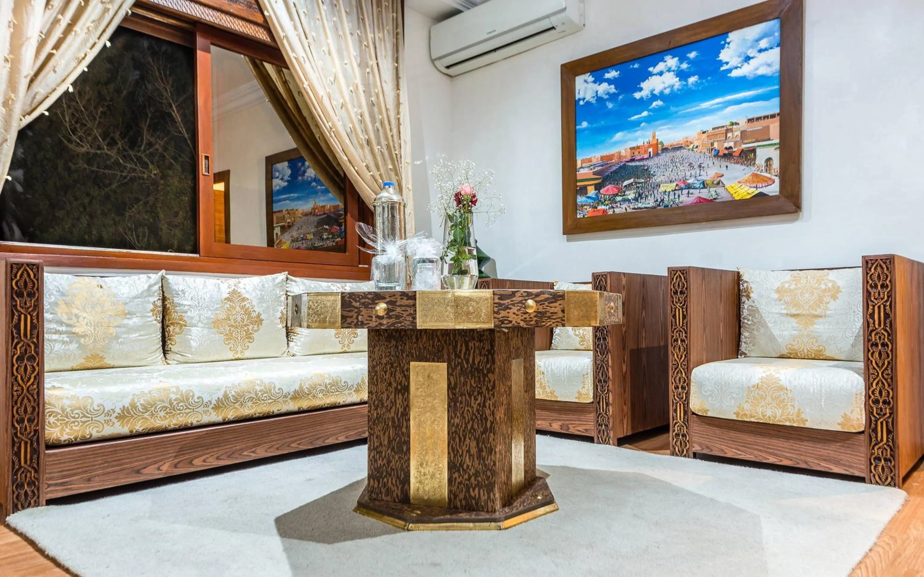 Seating area in Hivernage Secret Suites & Garden