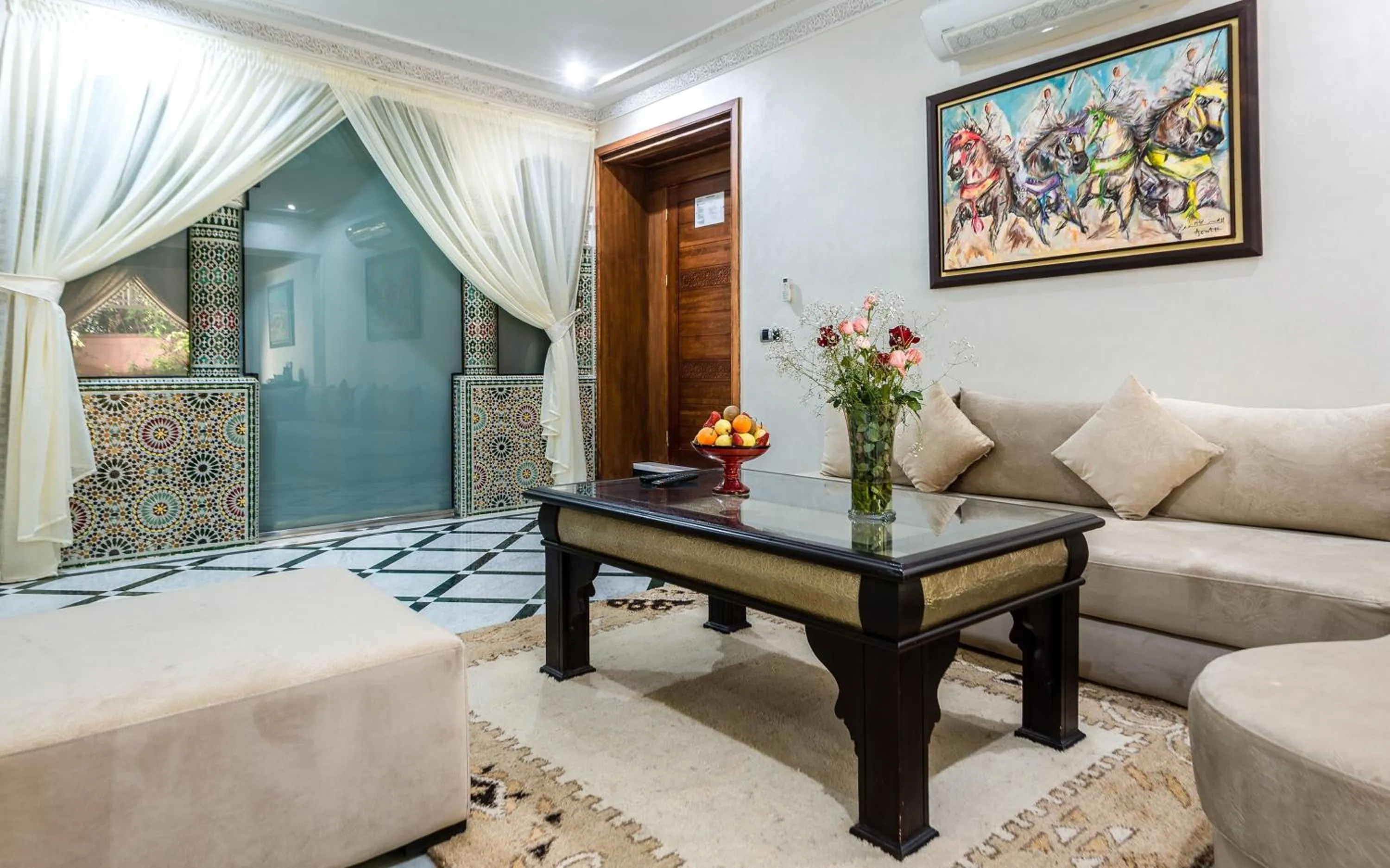 Seating area in Hivernage Secret Suites & Garden