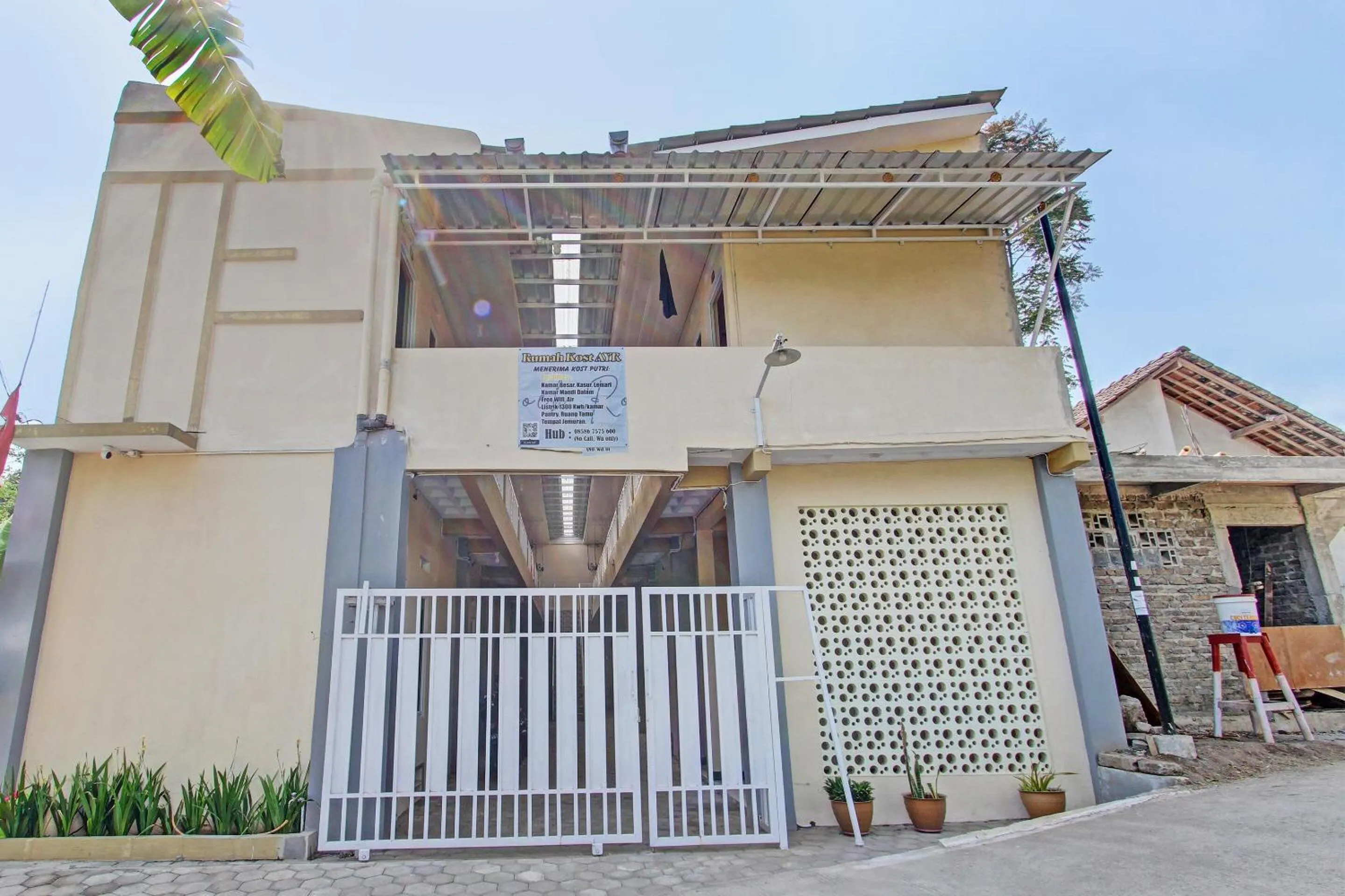 Facade/entrance in OYO Life 93034 Ayri Home