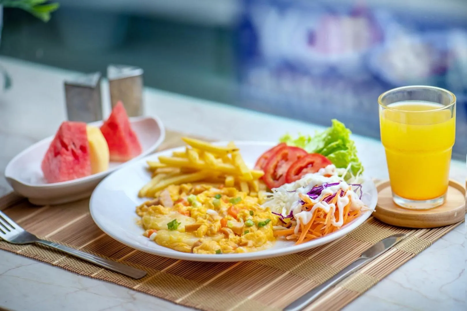 Restaurant/places to eat in Tori crown hotel