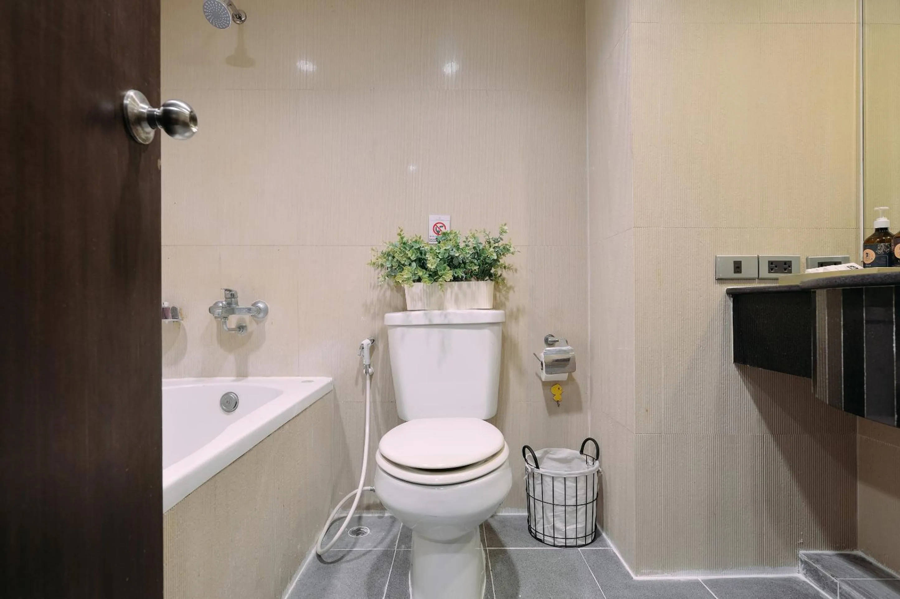 Toilet in Tori crown hotel