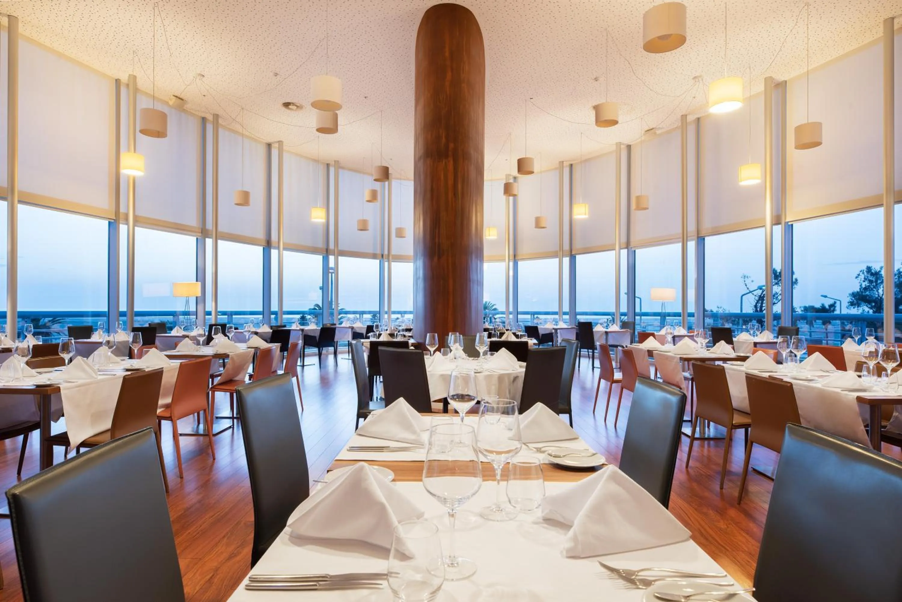 Restaurant/places to eat in Eurostars Oasis Plaza