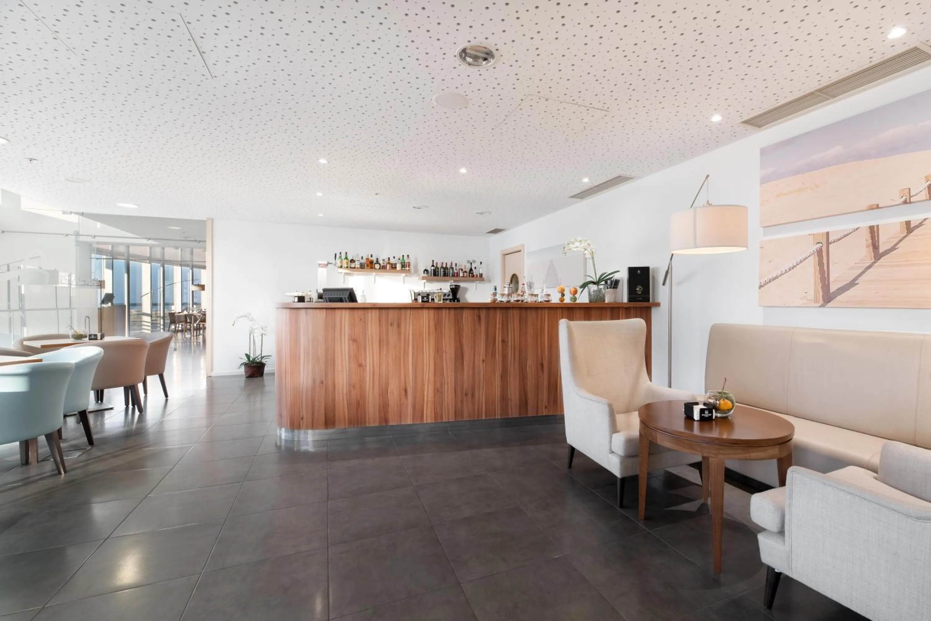 Lounge or bar in Eurostars Oasis Plaza