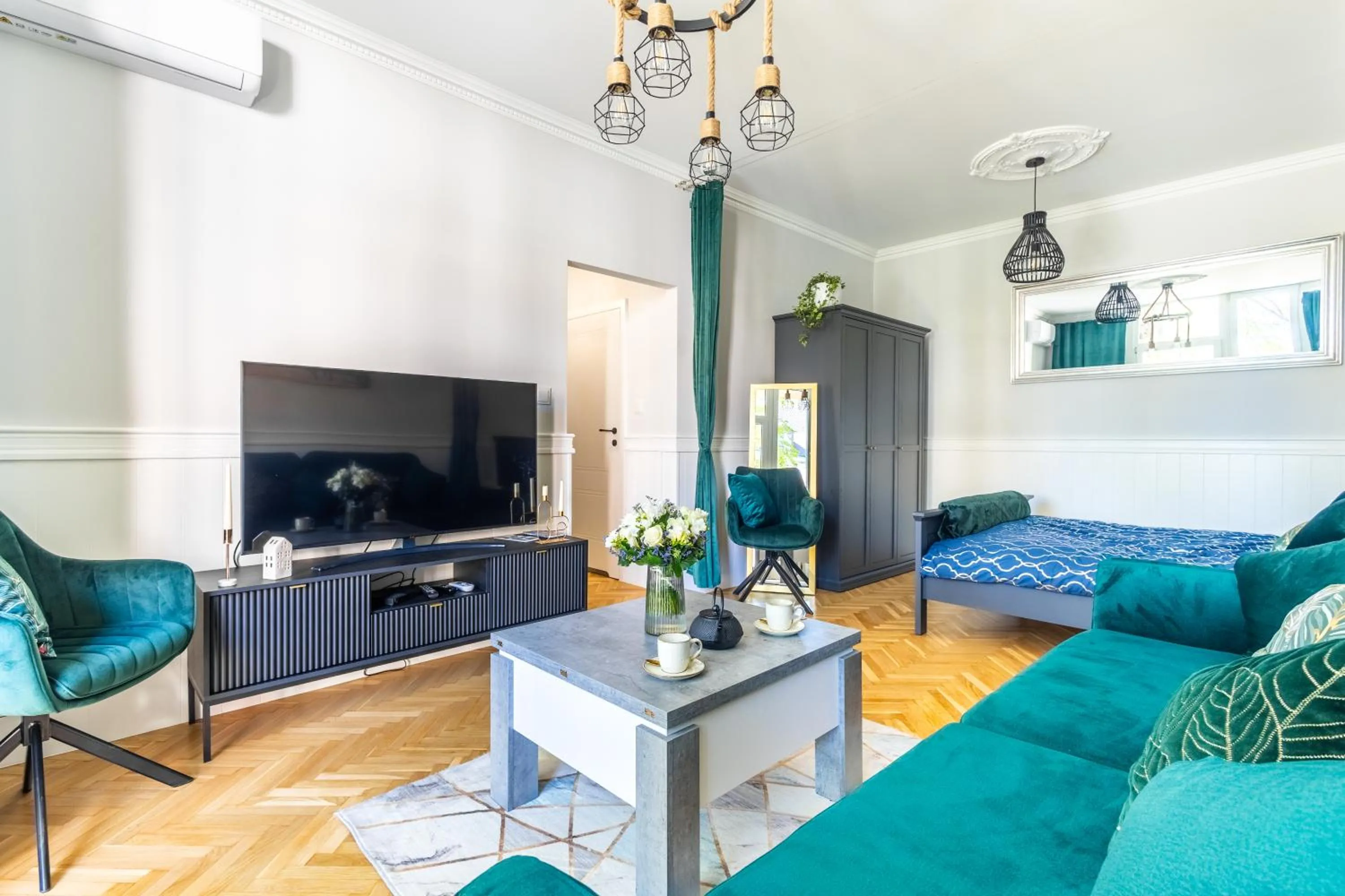 Communal lounge/ TV room in Świdnicka Deluxe Suite