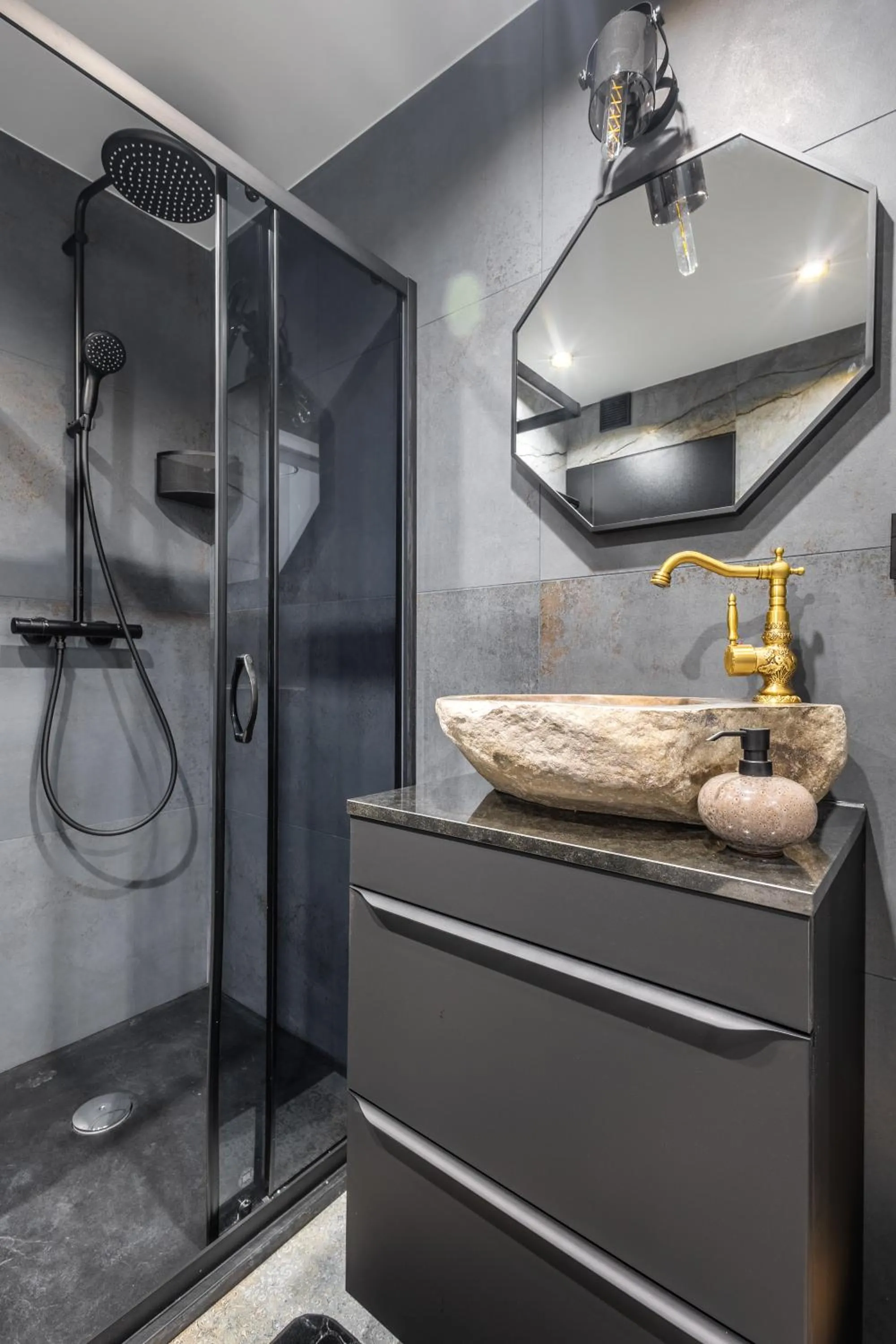 Shower in Świdnicka Deluxe Suite