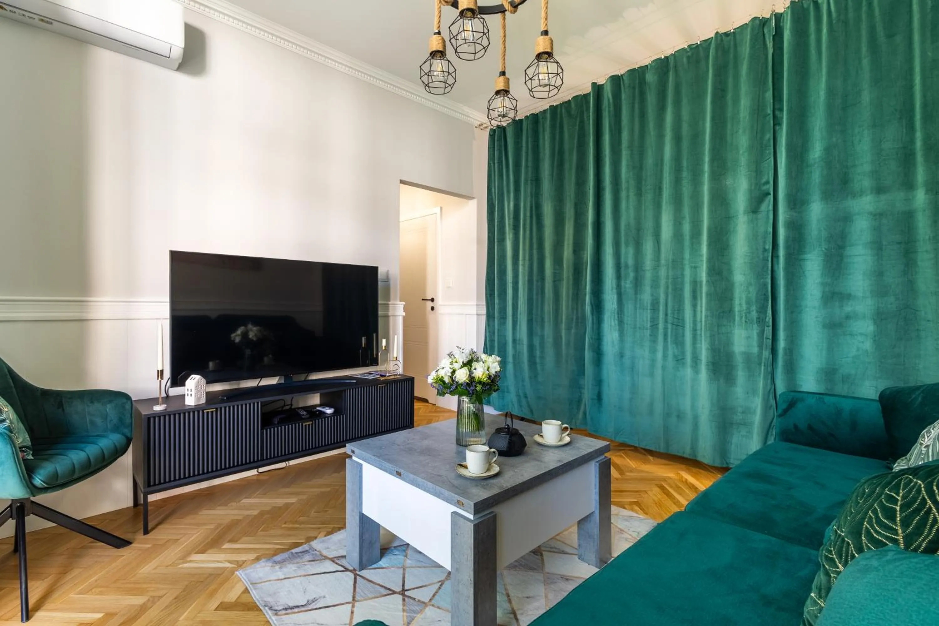 Communal lounge/ TV room in Świdnicka Deluxe Suite