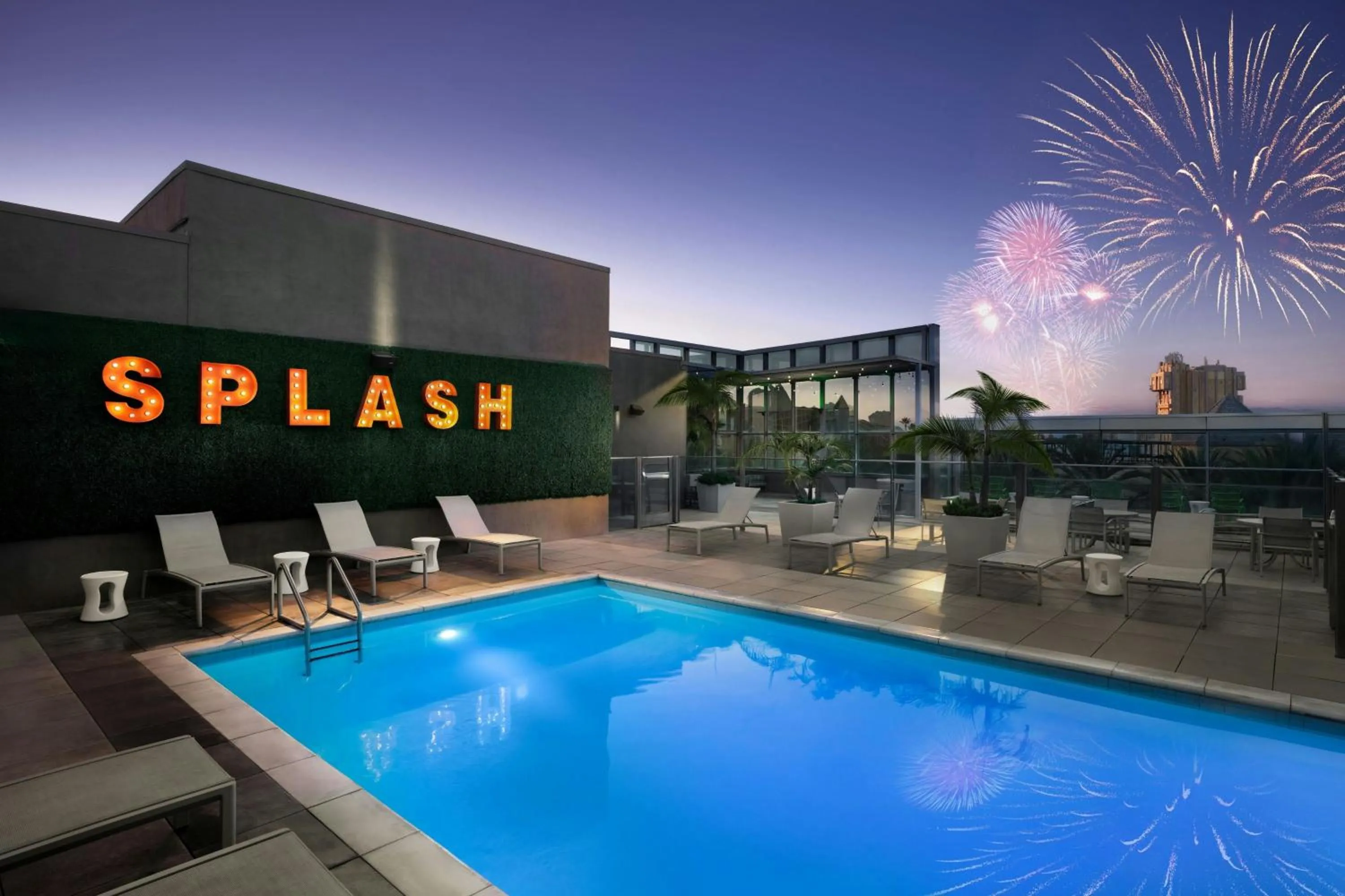 Swimming pool in SpringHill Suites by Marriott at Anaheim Resort Area/Convention Center