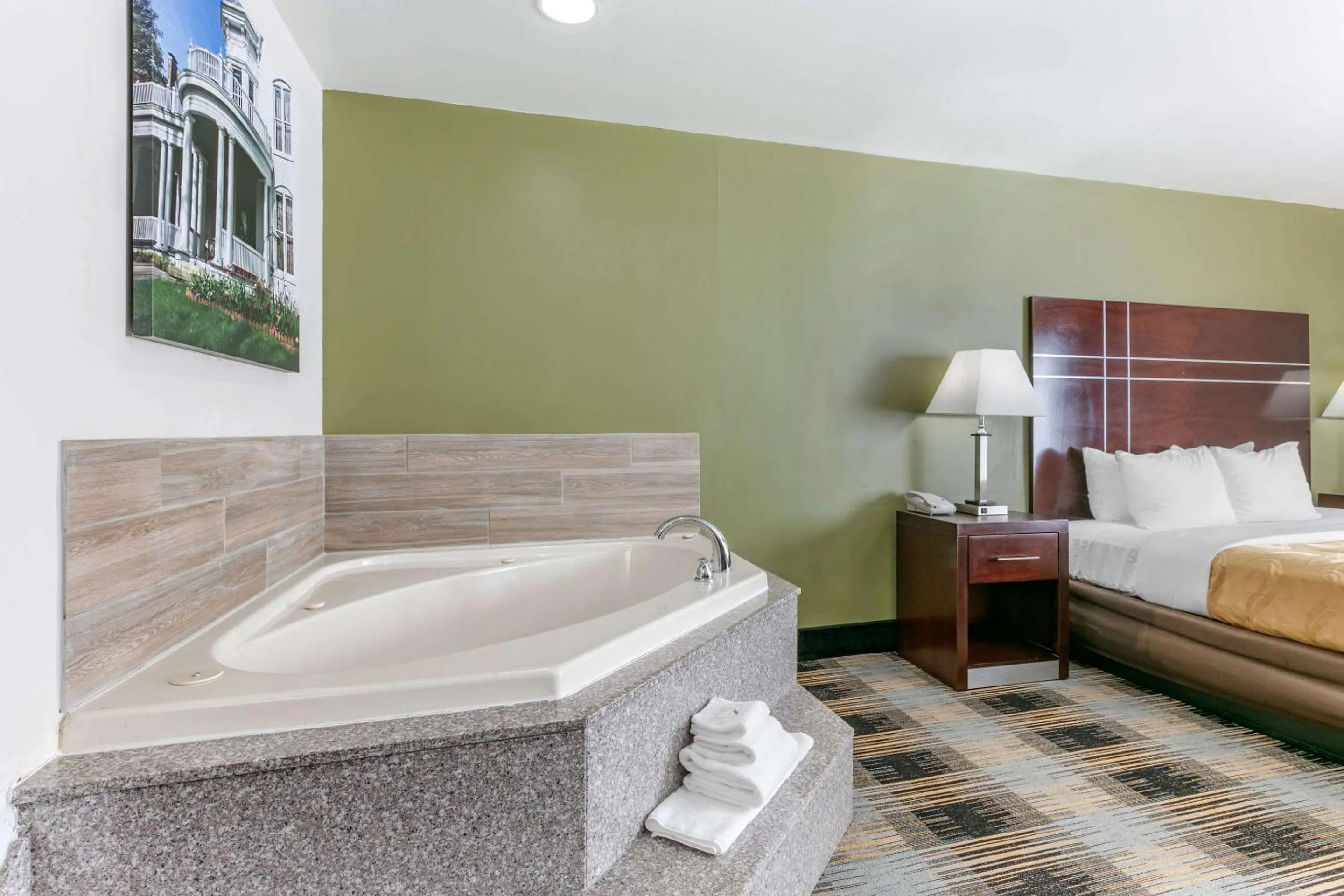 Photo of the whole room, Bed in Quality Inn Cape Girardeau North