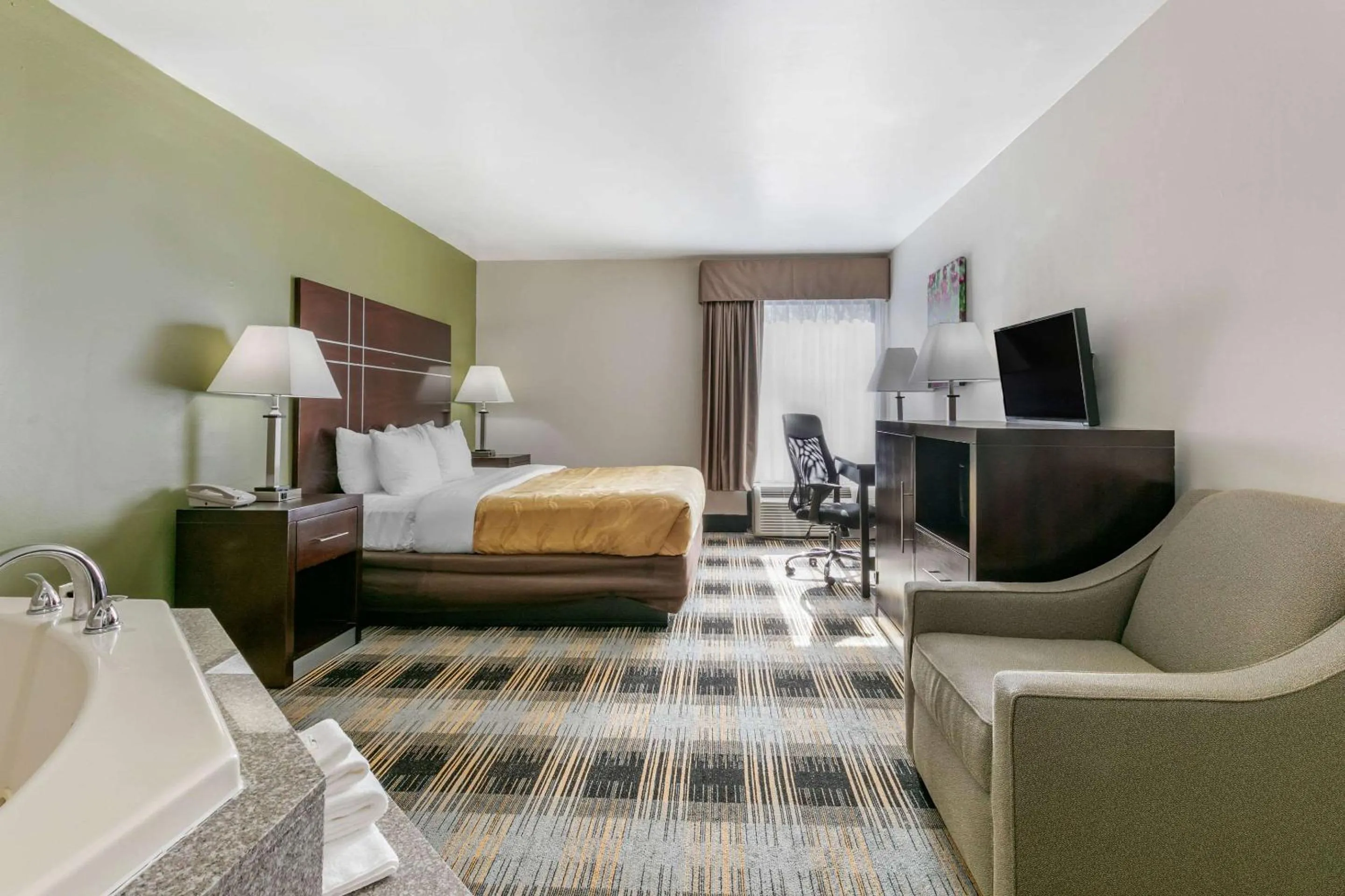 Photo of the whole room, Bed in Quality Inn Cape Girardeau North