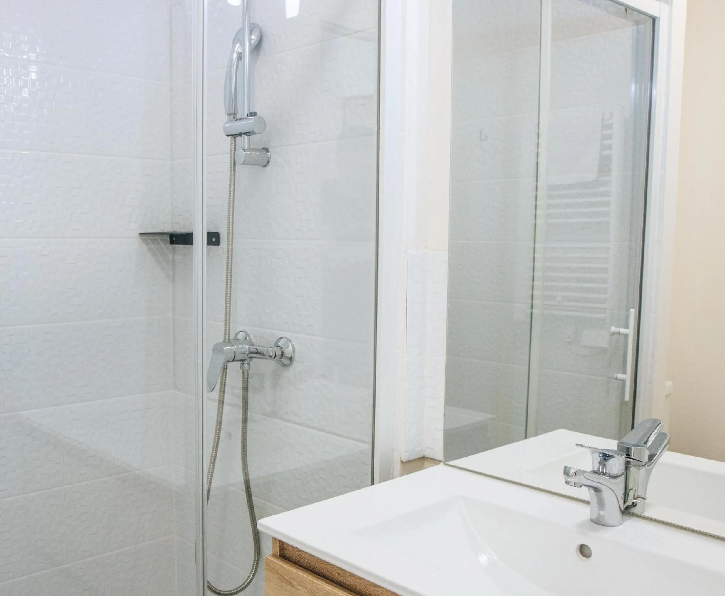 Shower in Twenty Business Flats Béziers