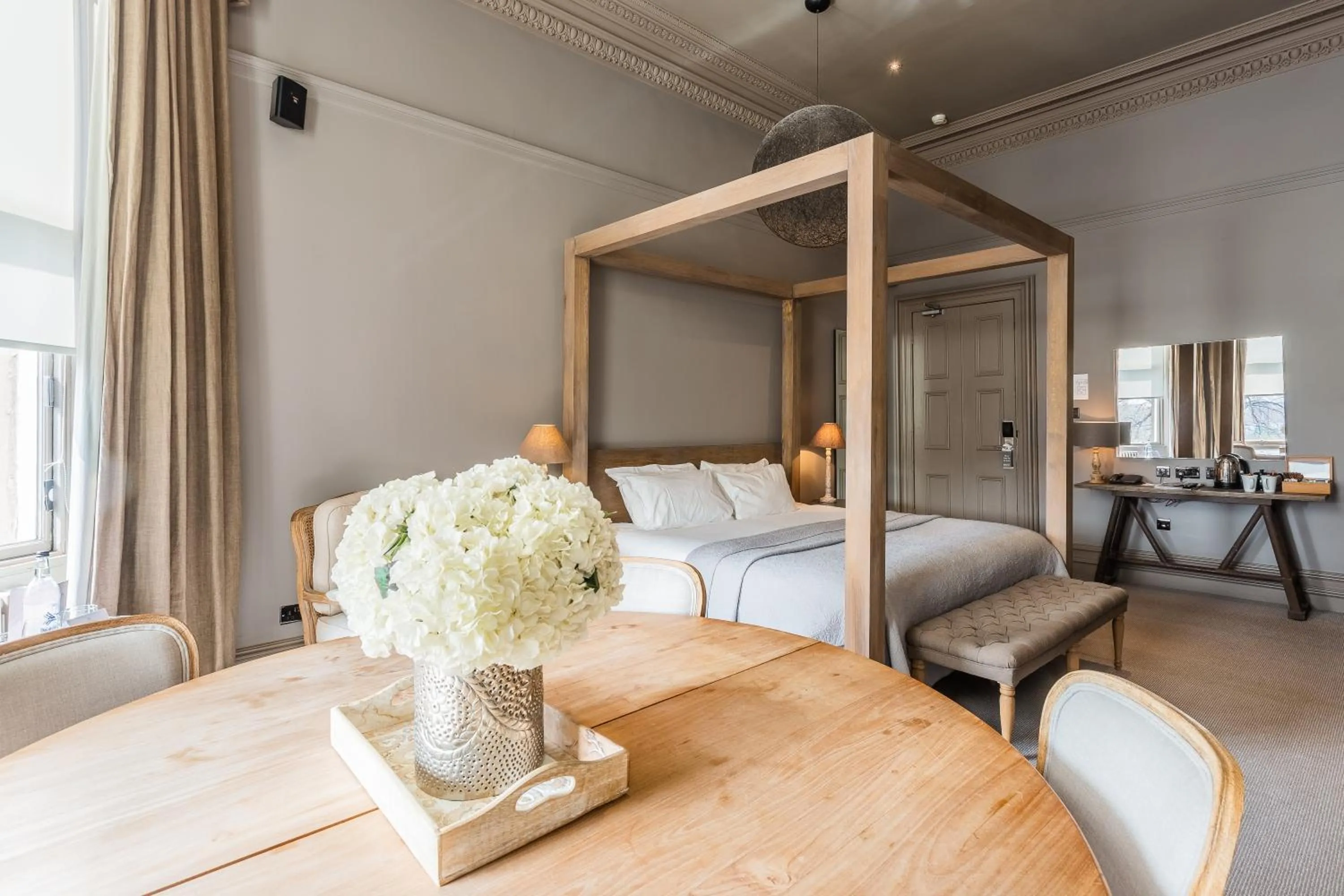 Seating area, Bed in Murrayfield Hotel